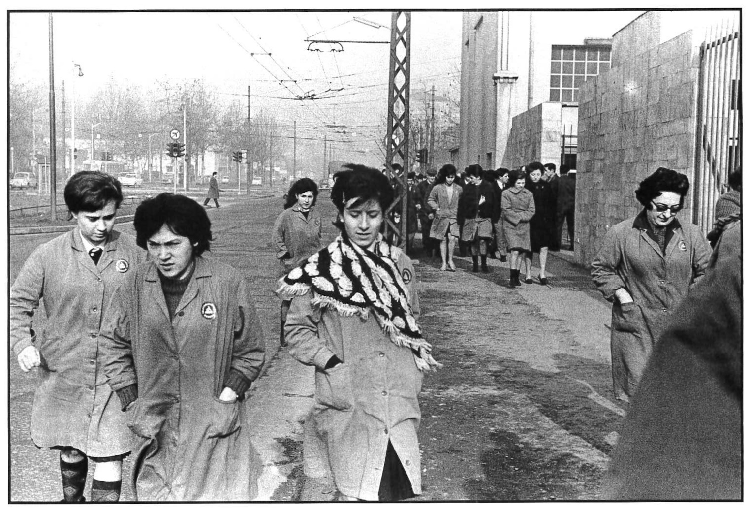   Viale Migliara, operaie della Simens in uscita verso la mensa. Milano, 1964.  
