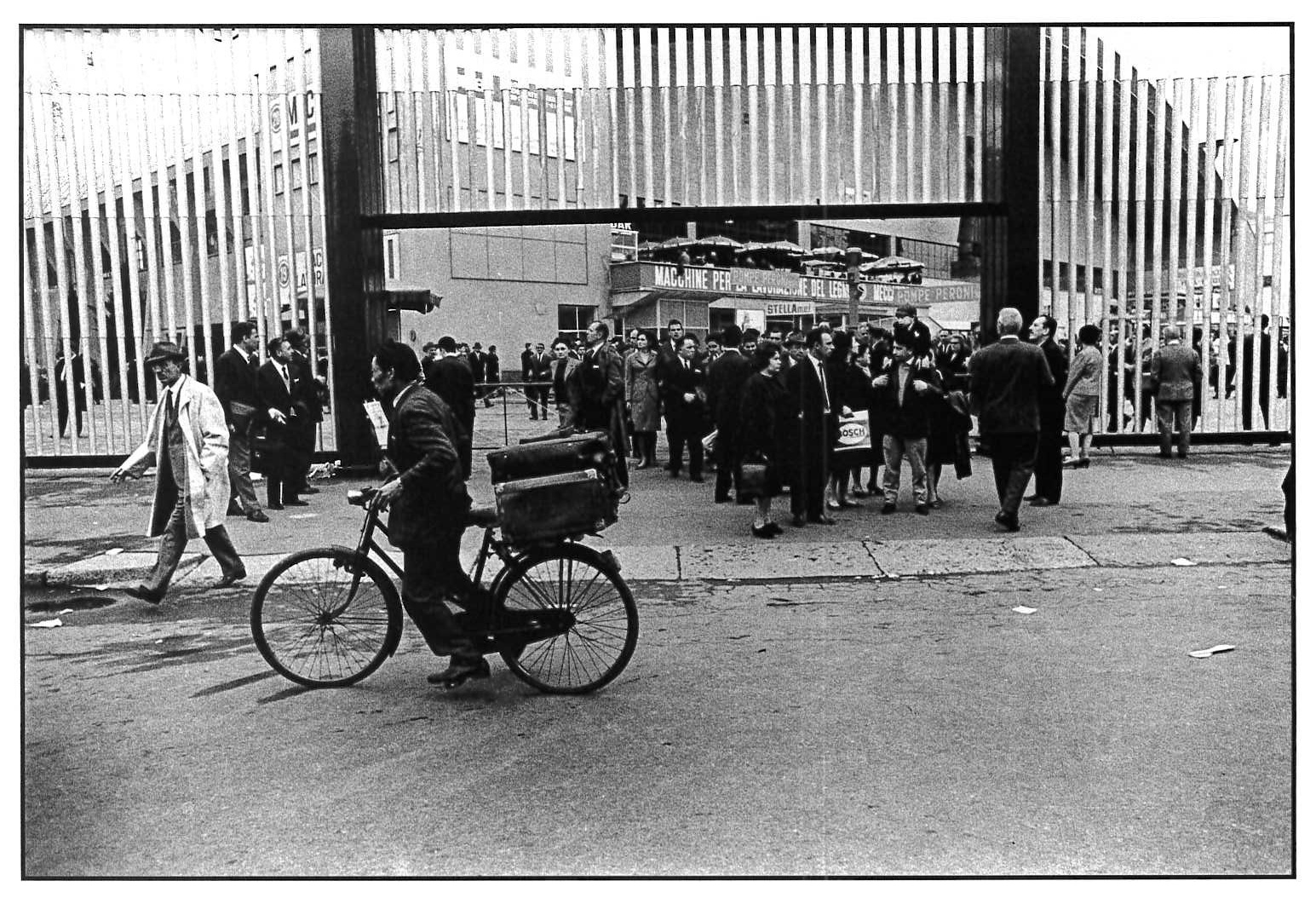   Fiera Campionaria, esistevano ancora i cinesi venditori di cravatte ambulanti. Milano, 1964.  