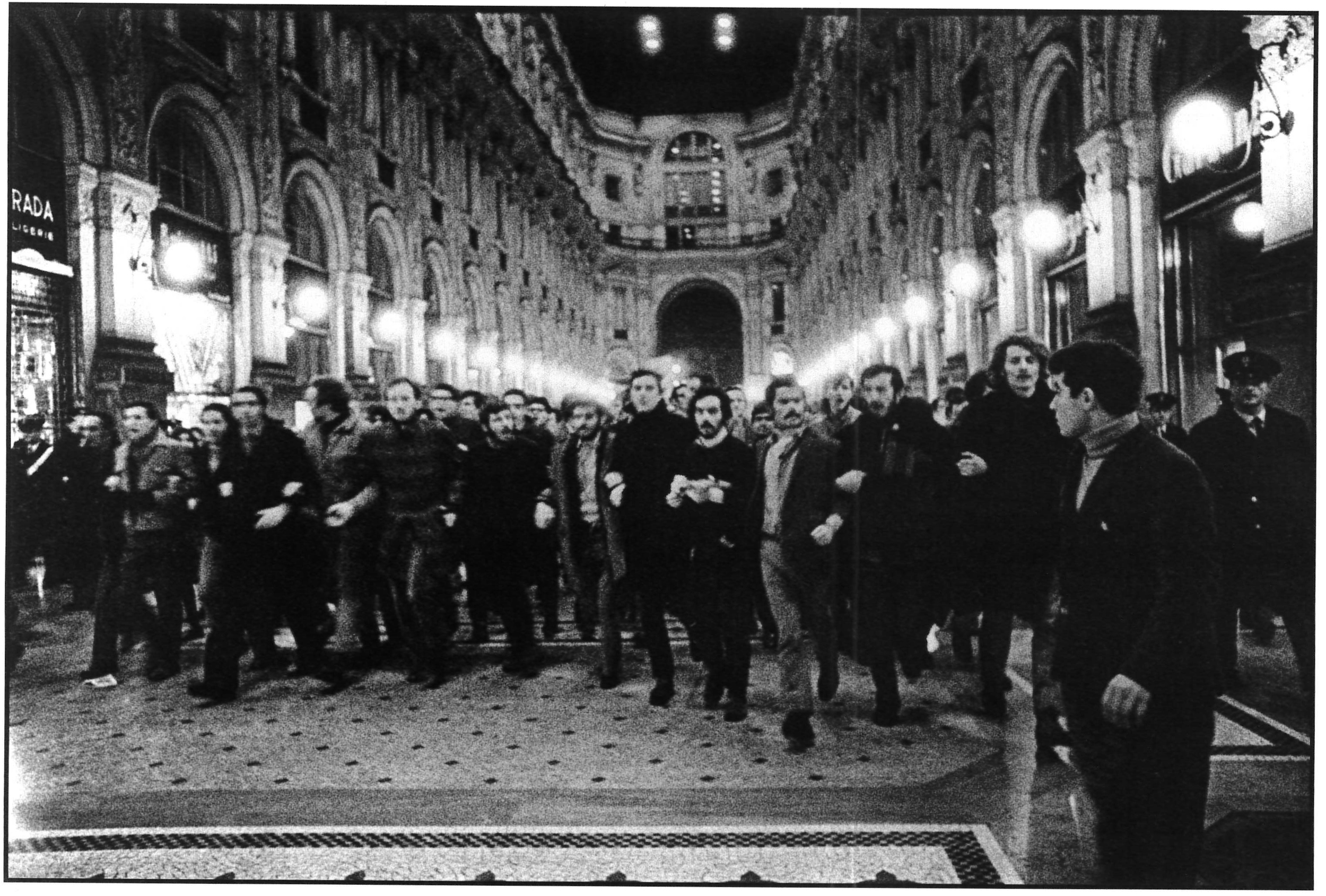   Galleria Vittorio Emanuele, manifestazione studentesca. Milano, 1968.  