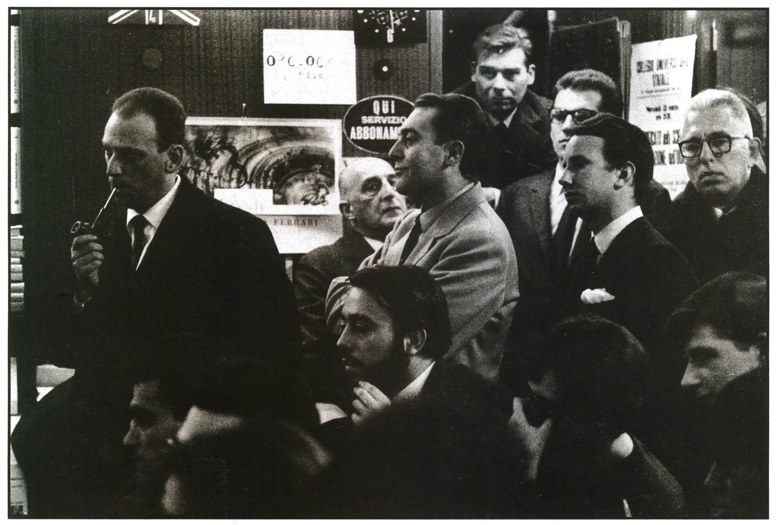 Libreria Feltrinelli, ascoltando Roland Barthes. Si riconoscono: Gillo Dorfles, Umberto Eco, Achille Mauri, Franco Fortini. Milano, 1966.