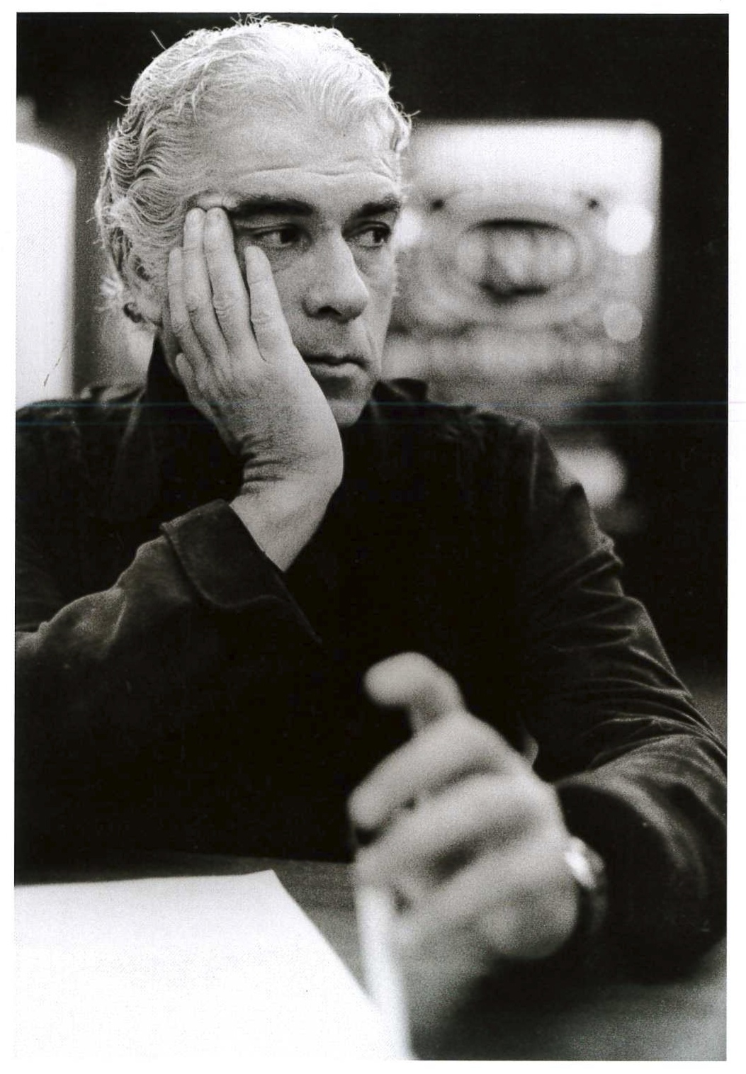   Giorgio Strehler alla conferenza stampa indetta con Patrice Chéreau per la presentazione de “La dispute” di Marivaux al Teatro Lirico. Milano, 1976.&nbsp;  