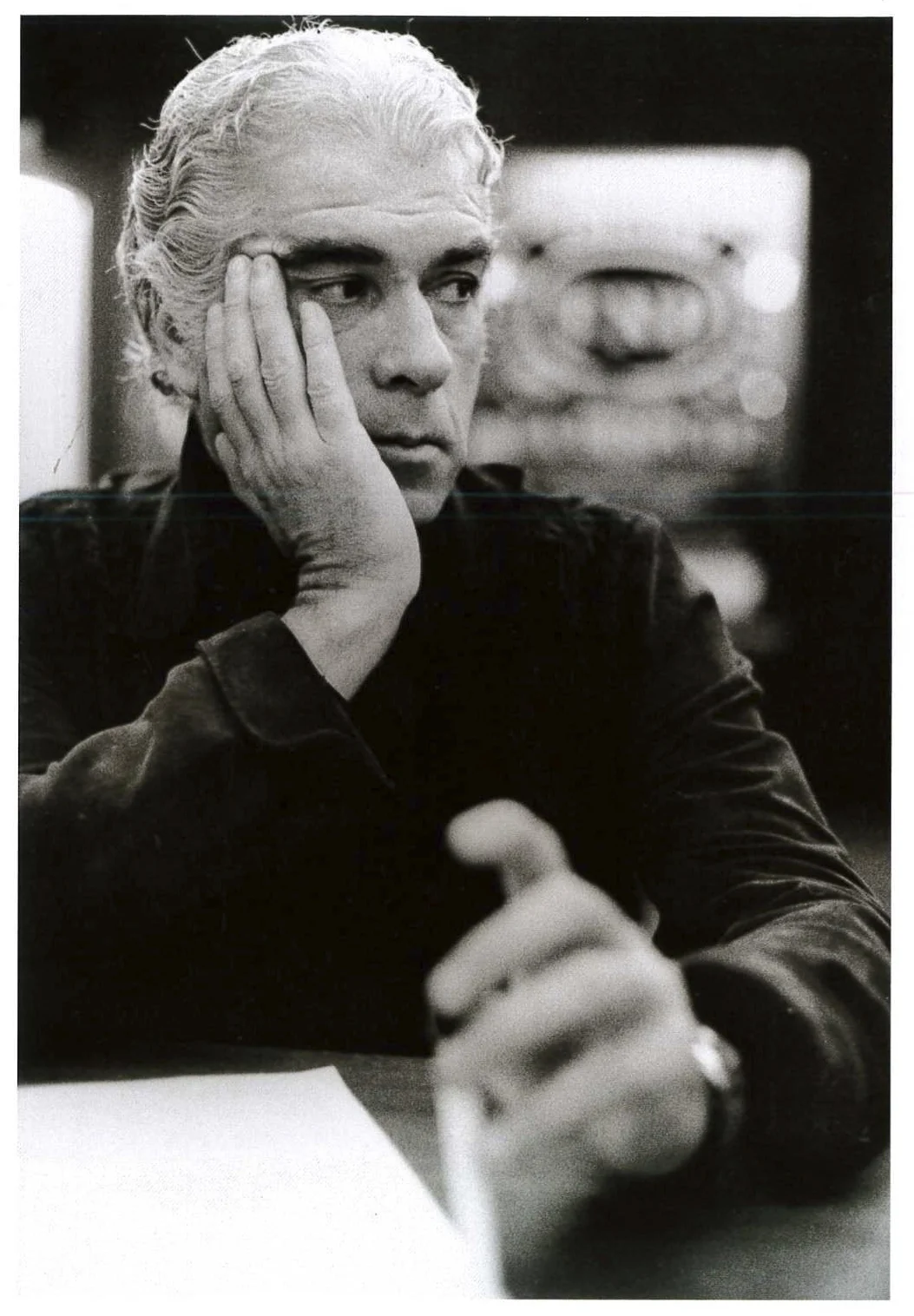 Giorgio Strehler alla conferenza stampa indetta con Patrice Chéreau per la presentazione de “La dispute” di Marivaux al Teatro Lirico. Milano, 1976. 