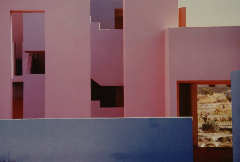   “La Manzanera”: La Muralla Roja di Ricardo Bofill. Alicante, 1982.  