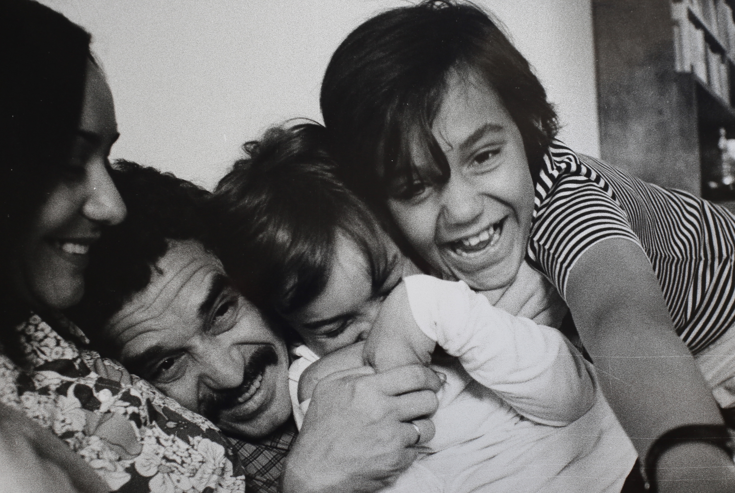   Gabriel García Márquez con la moglie Mercedes e i figli nella loro casa.&nbsp;Barcellona, 1969.  