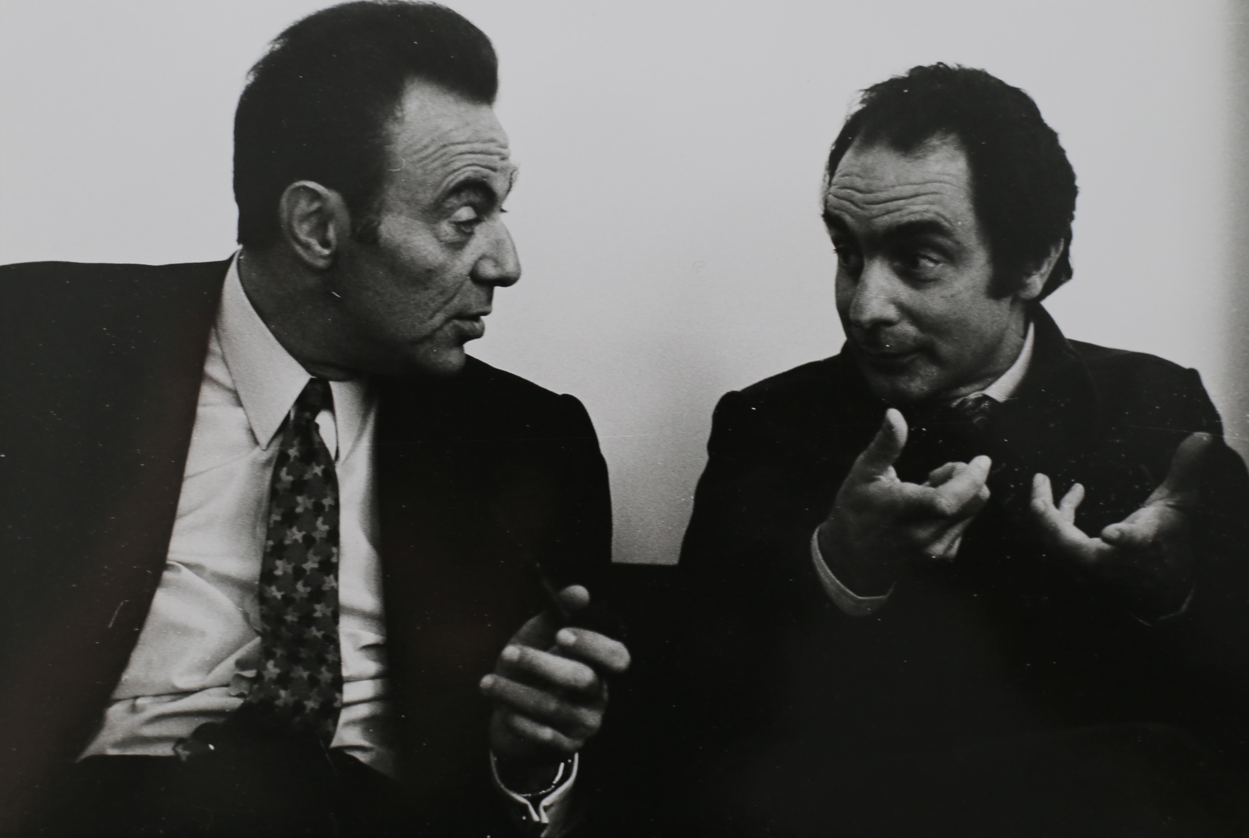   François Jacob, Premio Nobel in Medicina, con Italo Calvino all’Agenzia Einaudi. Milano, 1971.&nbsp;     