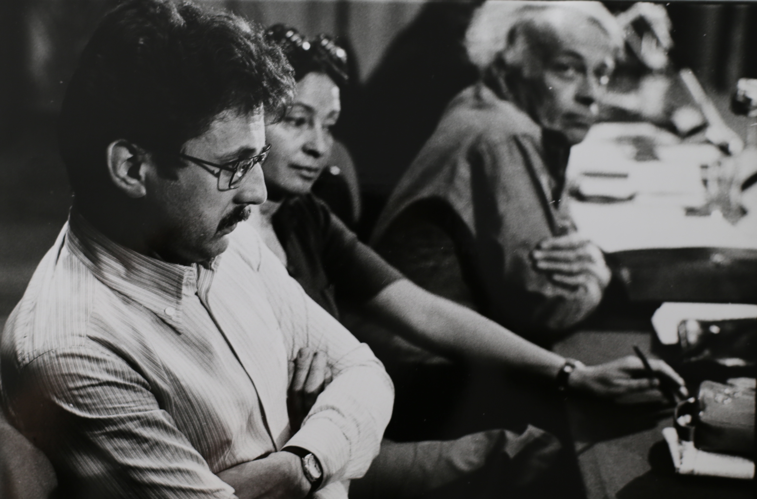   Gabriele Mazzotta (primo piano), Inge Feltrinelli e Giulio Einaudi al Congresso dell’Editoria Democratica. Rimini, 1974.  