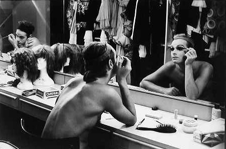 Troupe La Grande Eugène in un camerino del Teatro Manzoni. Milano, 1974. 