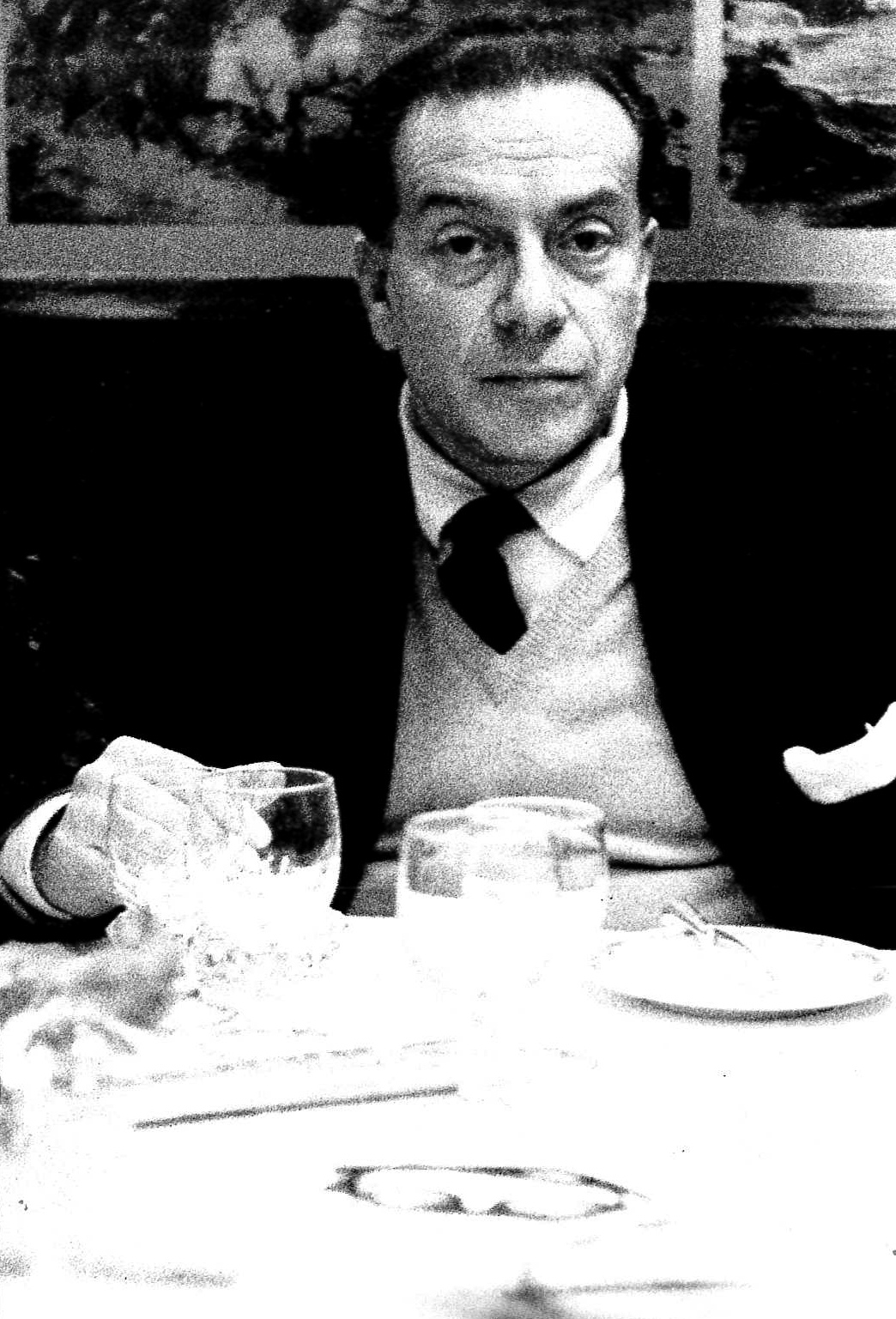  Renato Guttuso a un tavolo dell'Harris Bar. Milano, 1968.&nbsp; 