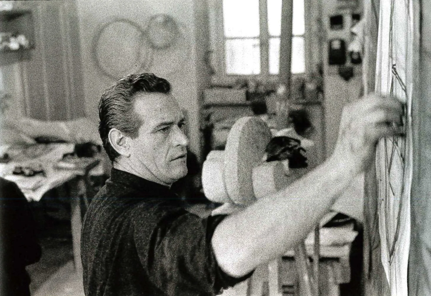 Andrea Cascella nel suo studio. Milano, 1965. 