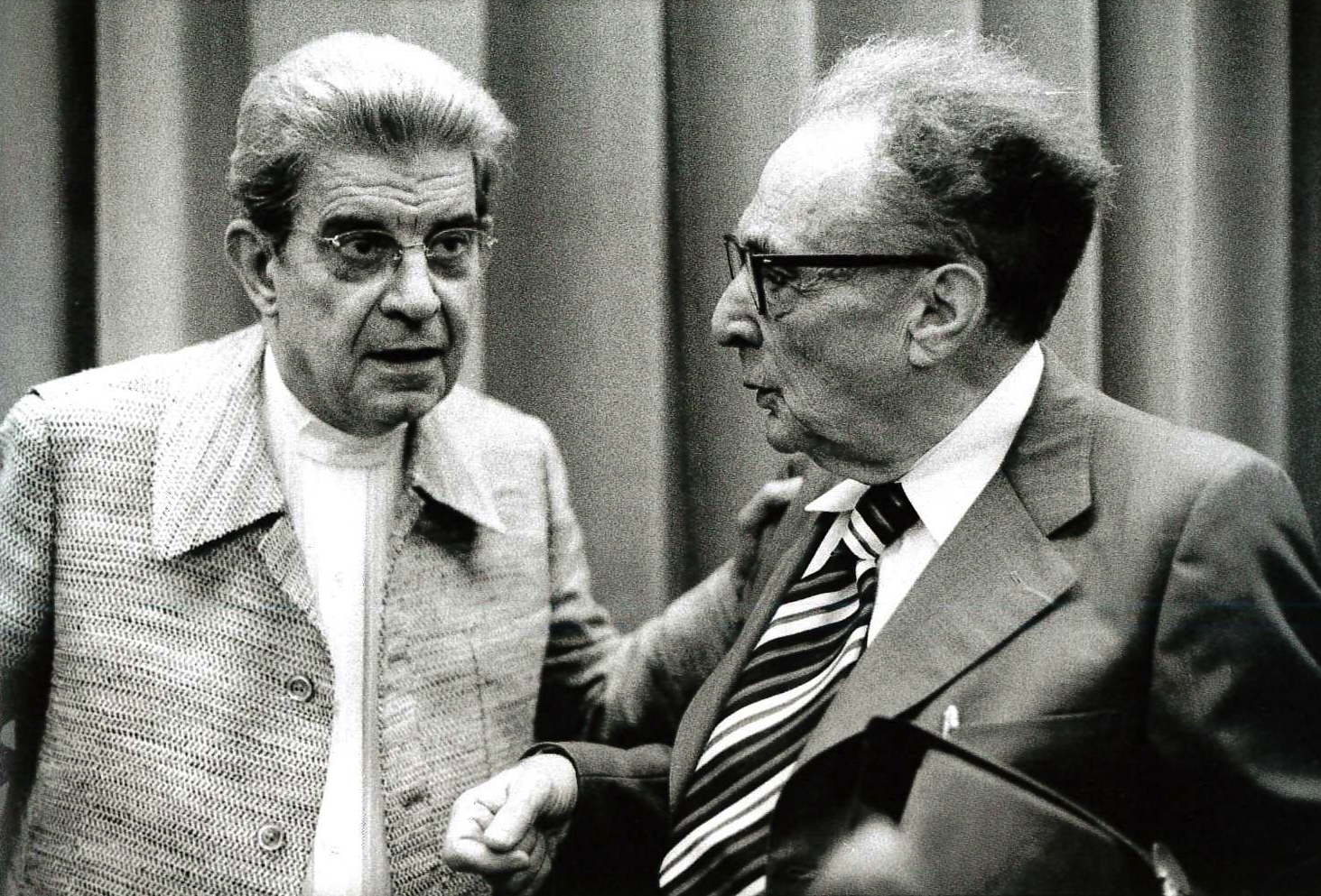  Lo psicoanalista Jacques Lacan e il semiologo Roman Jakobson. Milano, 1974.&nbsp; 