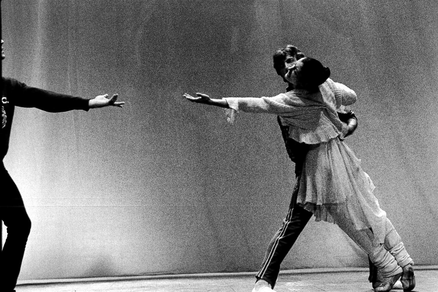 Carla Fracci durante una prova al Teatro Nazionale. Milano, 1979. 