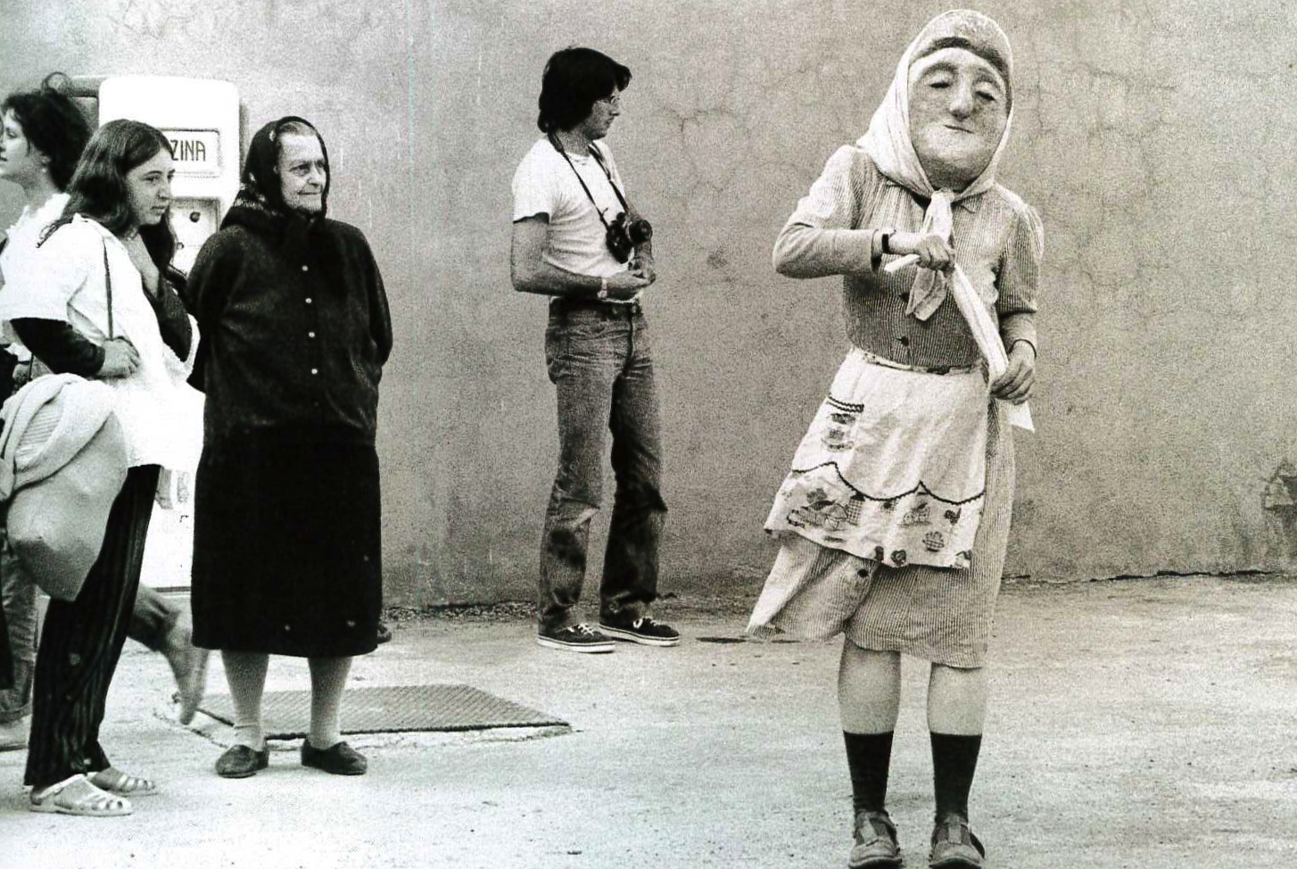  Performance del gruppo Bread and Puppet, Festival del teatro in piazza. Coriano, 1980.&nbsp; 