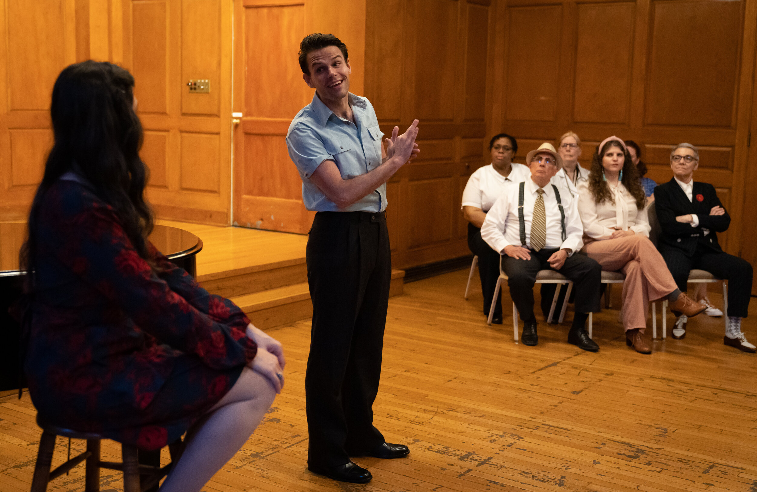 Scott as Larry Foreman singing "The Cradle Will Rock" to Moll (Jeneen Terrana) and the cast