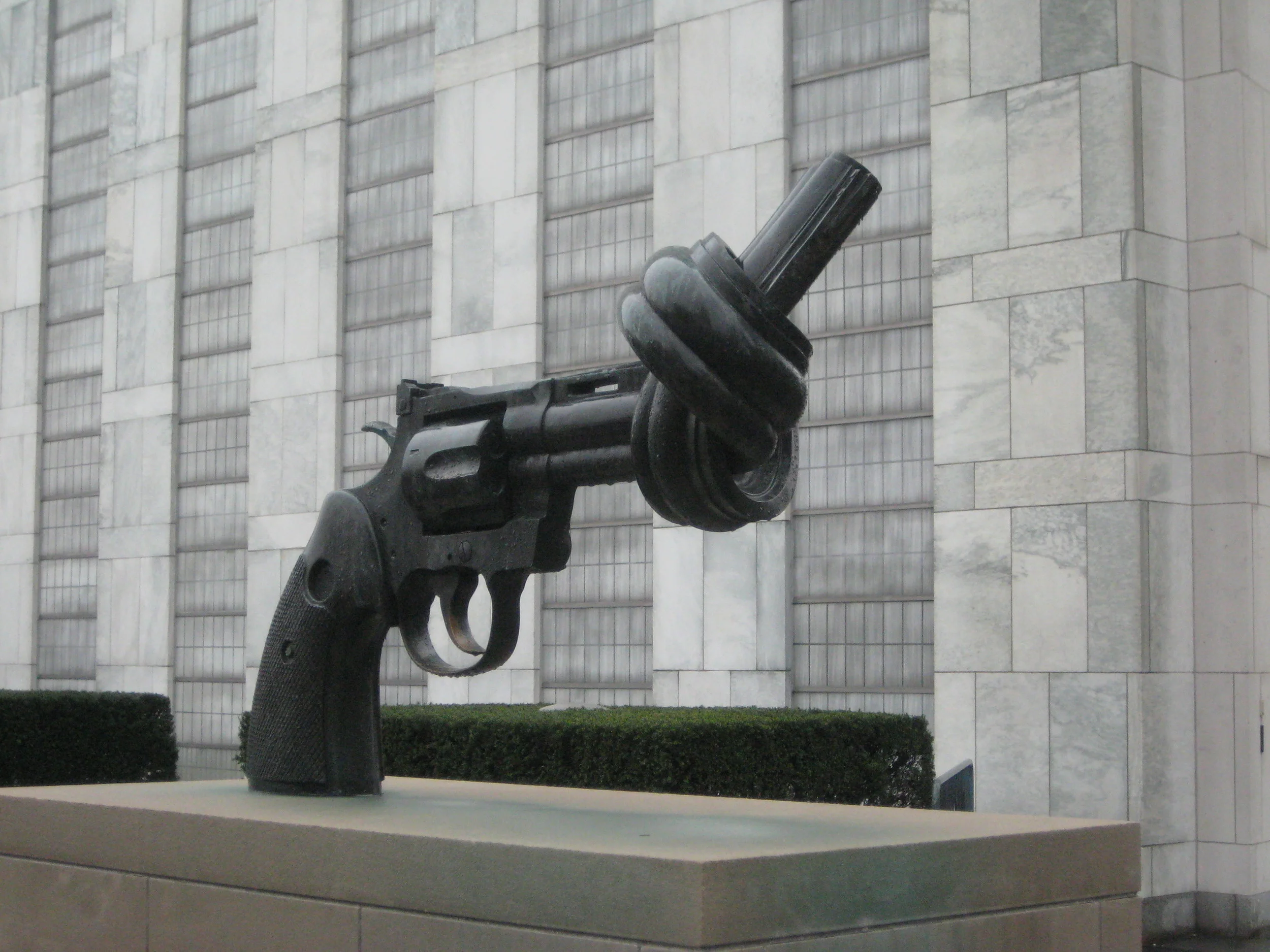 Non-Violence Skulptur vor dem UN Hauptquartier .JPG