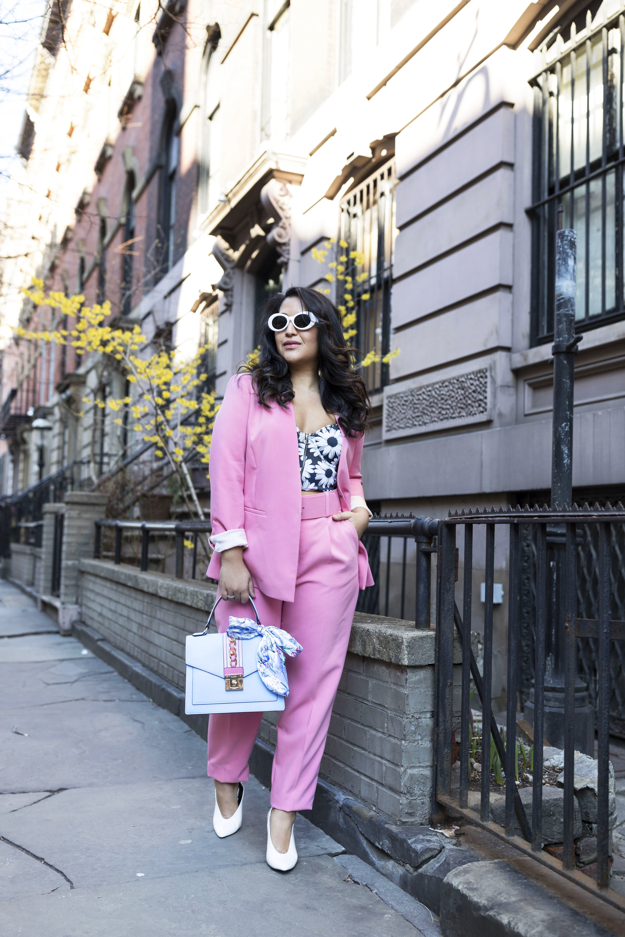 7 Chic Outfits With Pink Pants | Le Chic Street