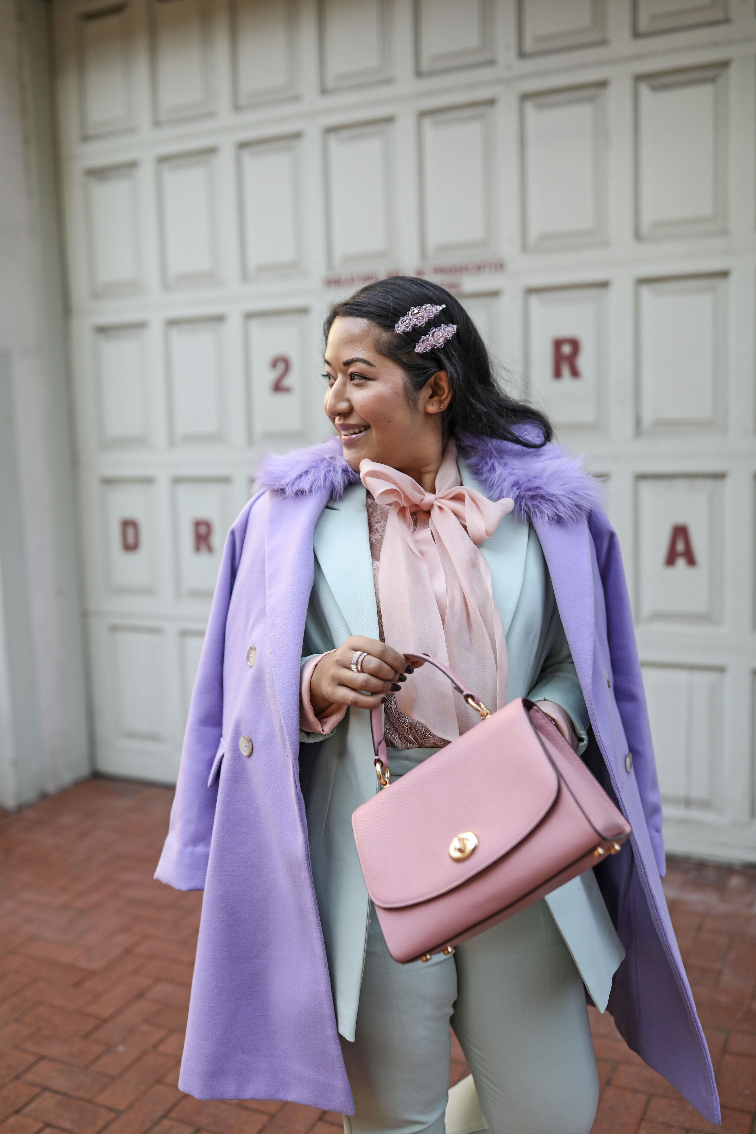 How to wear a pastel pink bag