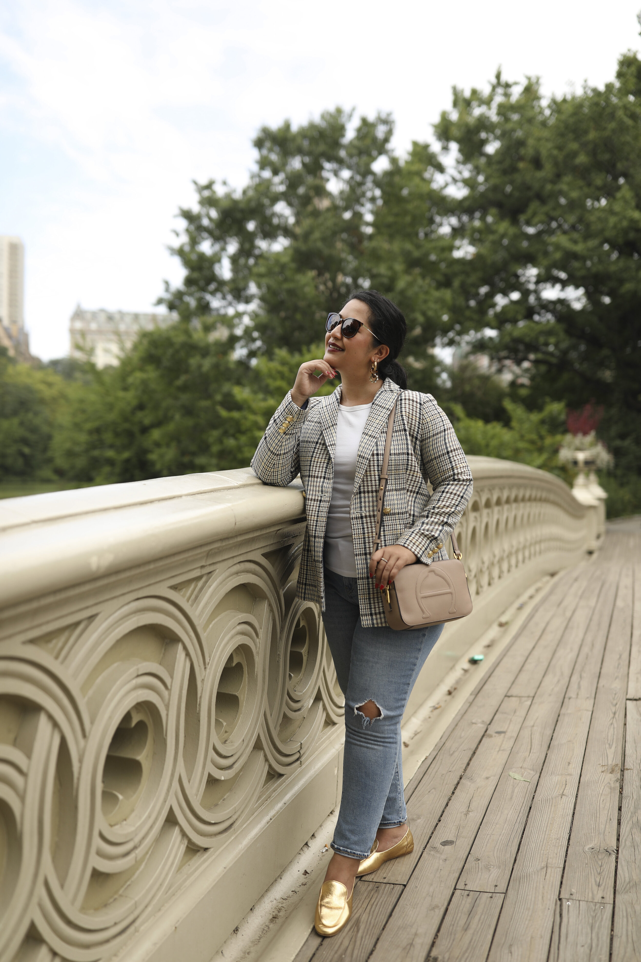 Casual Fall outfit Blazer and jeans Etienne Aigner Cross body bag