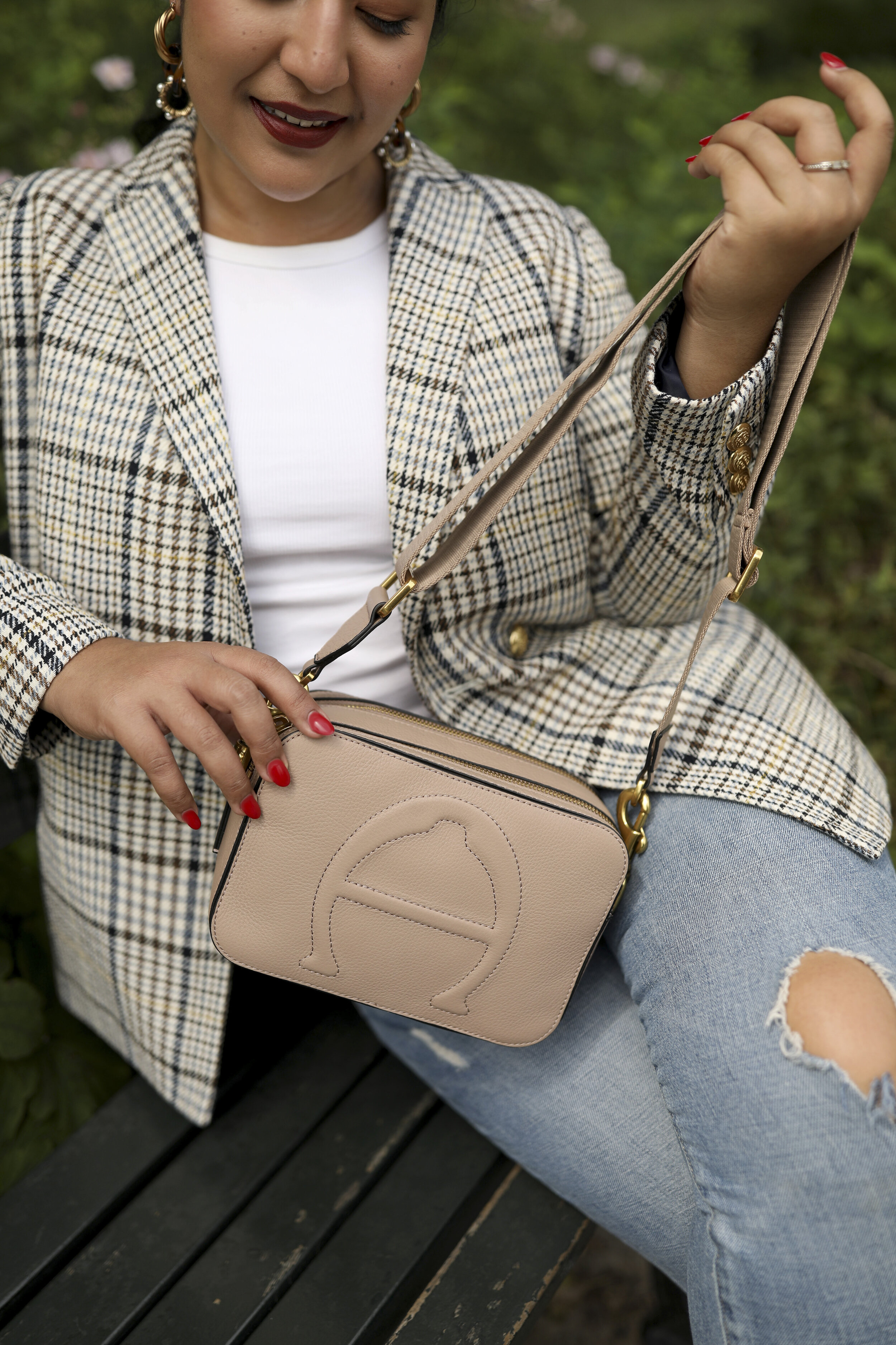 Casual Fall outfit Blazer and jeans Etienne Aigner Cross body bag