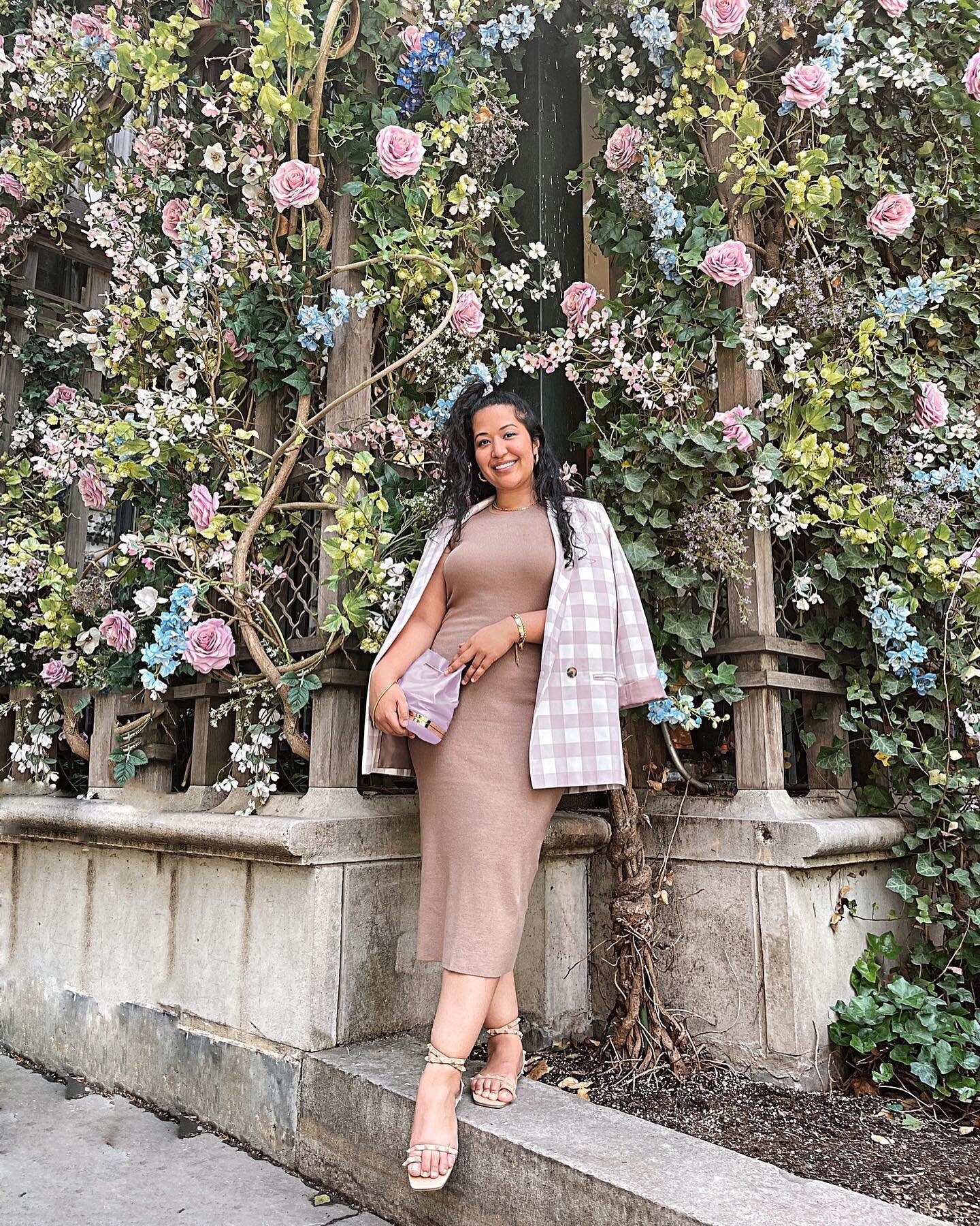 Starting off a new week in my favorite nude sandals and knit dress from @shoedazzle! How&rsquo;s the start of your week going? ⁠
#KrityS #shoedazzlepartner ⁠