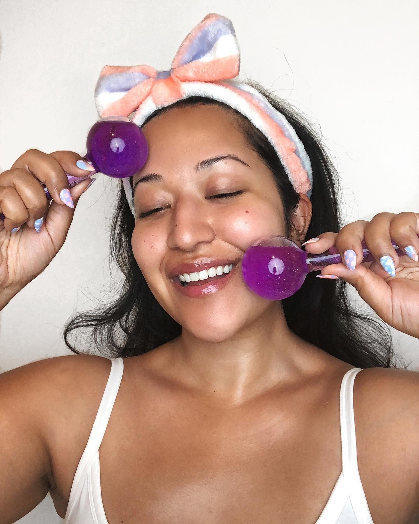 Ready for the most soothing at home facial?! My favorite way to calm my skin and my mind is by taking a few minutes to ice roll my face with these  @facialiceglobes ⁠⁠
⁠⁠
How to use them: ⁠⁠
I stick them in my freezer for 15  minutes⁠⁠
Apply any faci