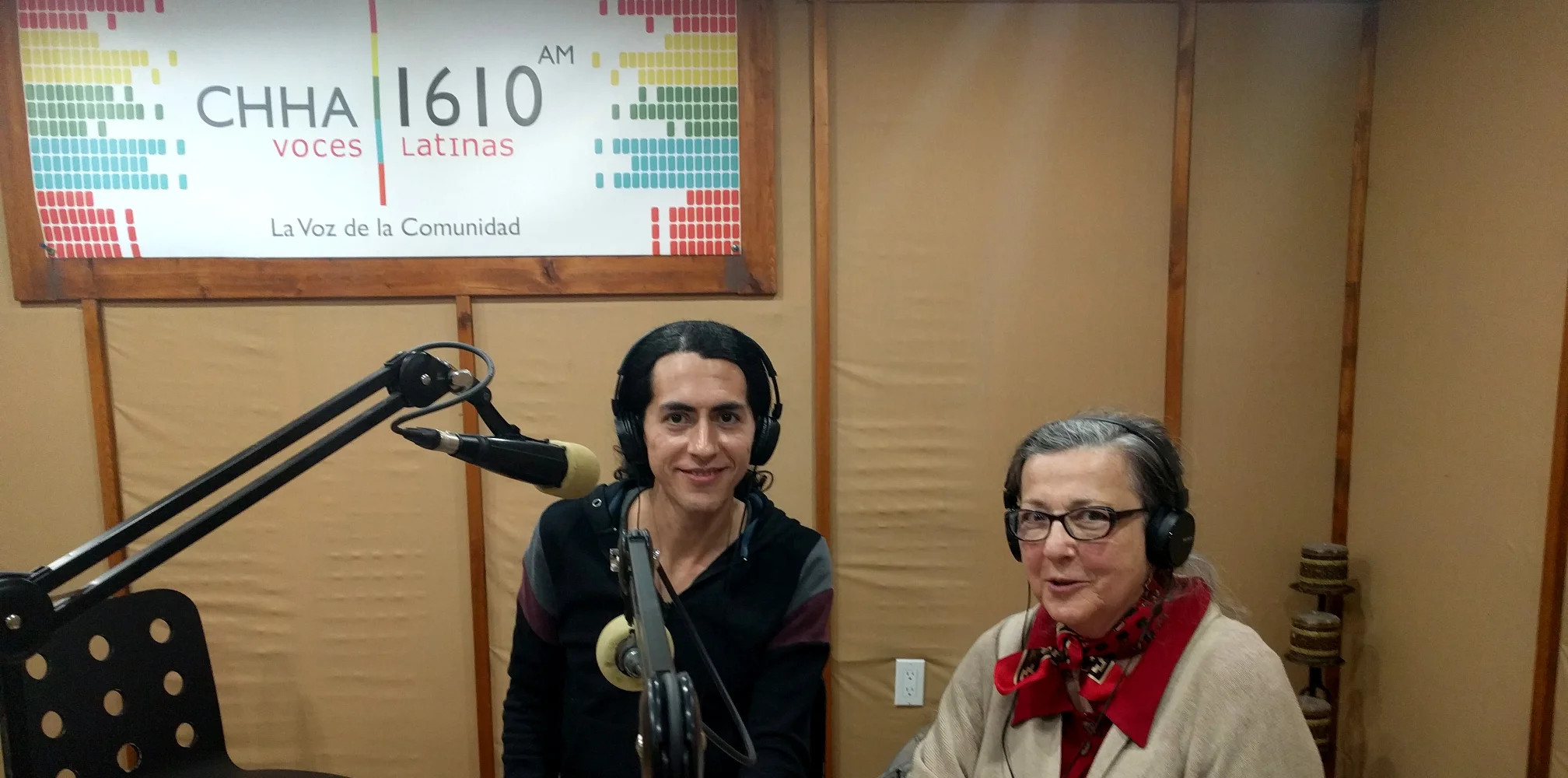 Members Alicia Bulwik and Leandro Palacios visited the Spanish-language radio station to talk about the history of the TCS, showcase its achievements, and promote upcoming concerts.