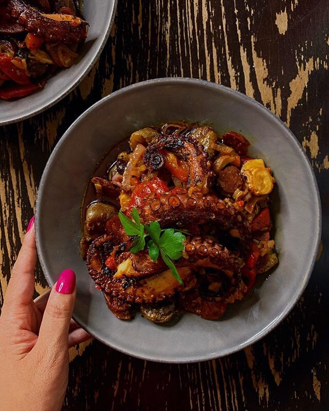 Pulpo with chorizo and roasted red peppers in smoked paprika oil over crispy roasted potatoes. And my first parsley harvest! ❤️