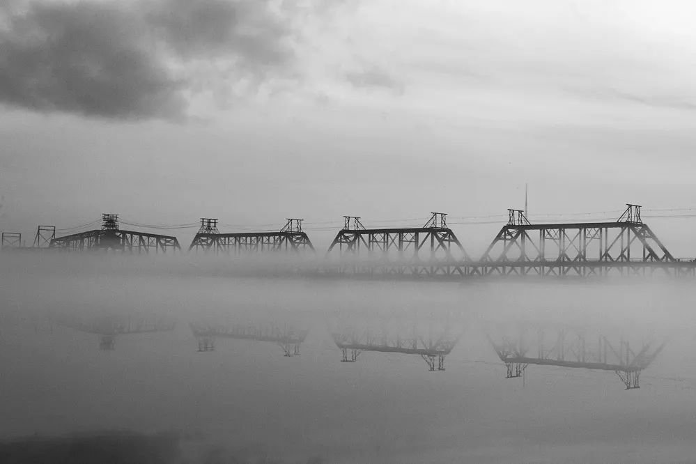 &quot;Clouds Converge Along The Current.&quot;
.
.
.
#fog #foggy #foggymorning #moodygrams #moody #christmaseve #bnw #Monochrome #bnw_life #bnwphoto #streetphotography #street_photography #streetphoto #streetphotographerscommunity #bridge #bridges #n