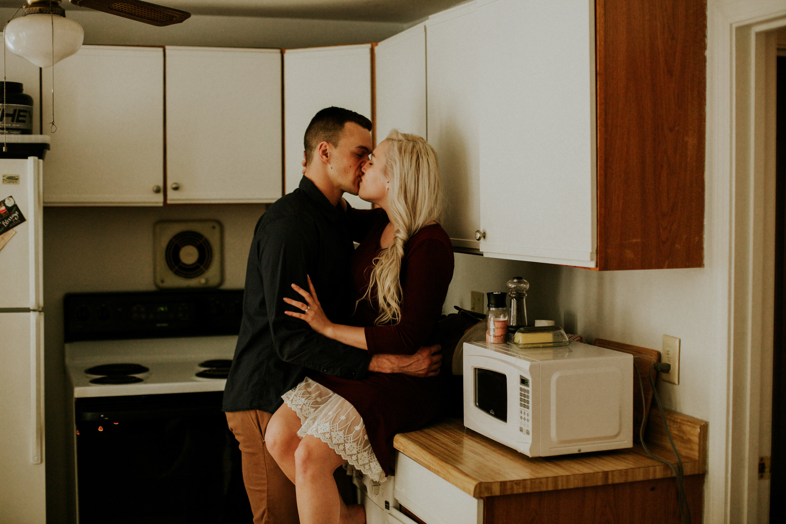 Kitchen couple snuggle photographer&nbsp;
