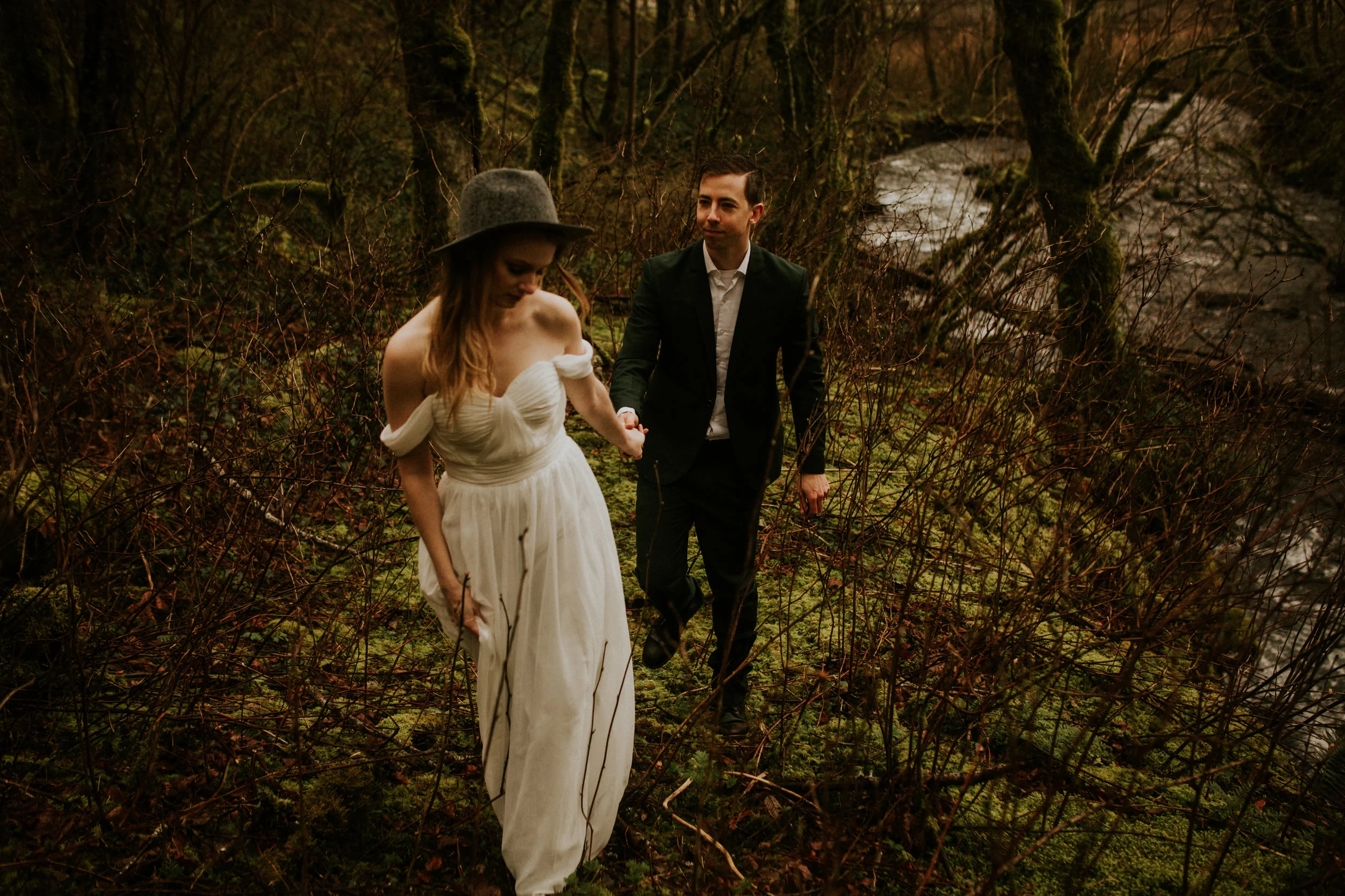 oregon elopement forest hat bride chantel lauren dress photography&nbsp;