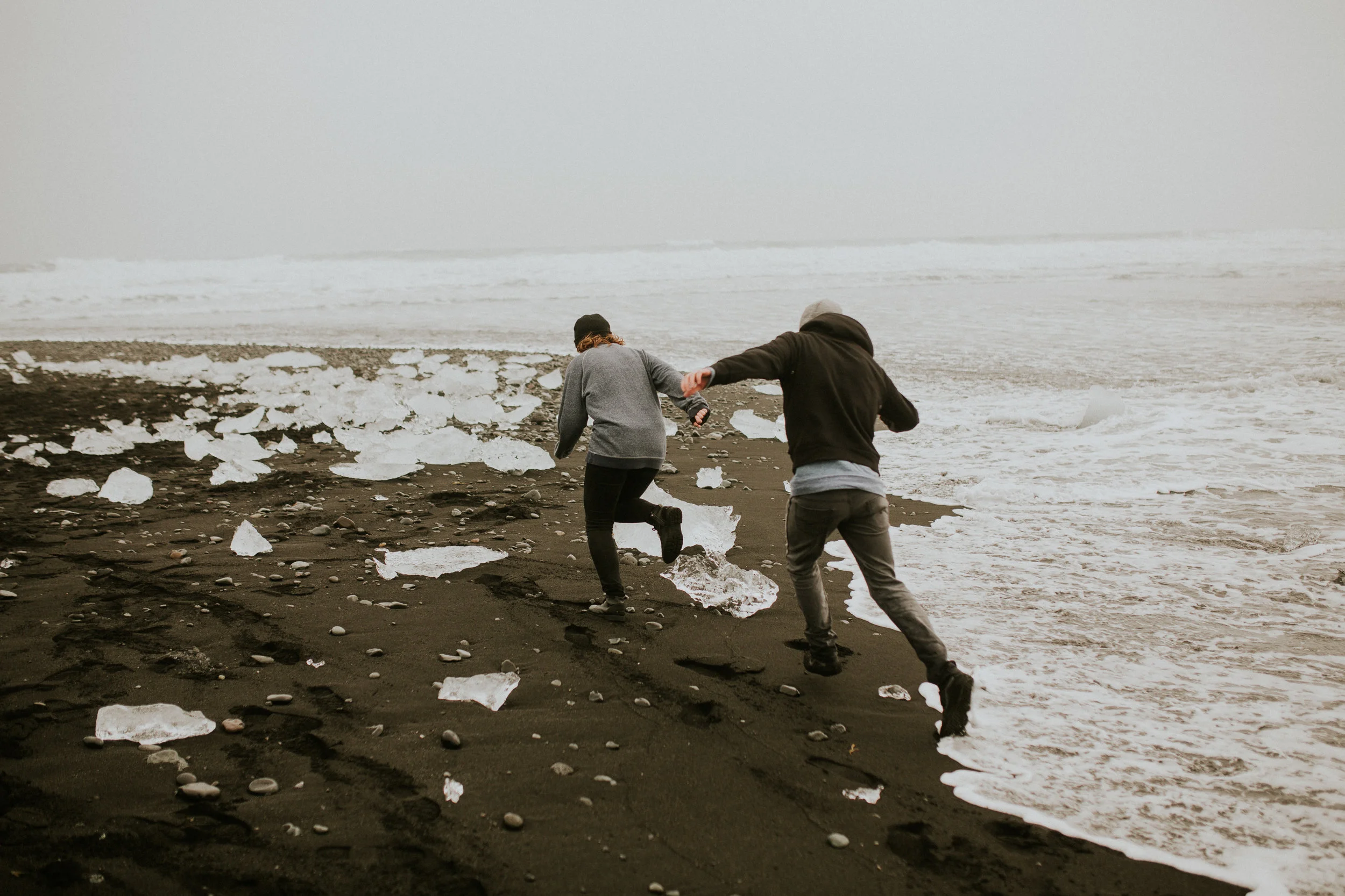 black diomond beach engagement session in iceland photography&nbsp;