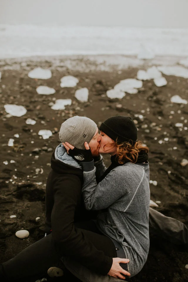 iceland couple kiss on diamond beach by photographer breeanna lasher&nbsp;