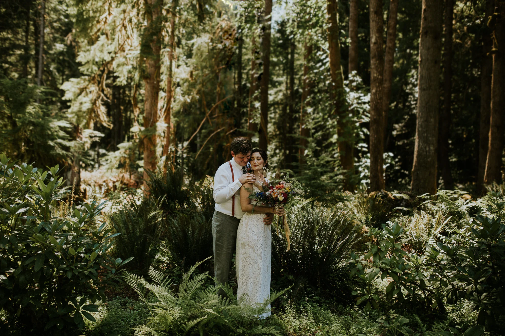 intimate portland wedding near Mackenzie river in the woods with a boho bride and groom and handpicked flowers