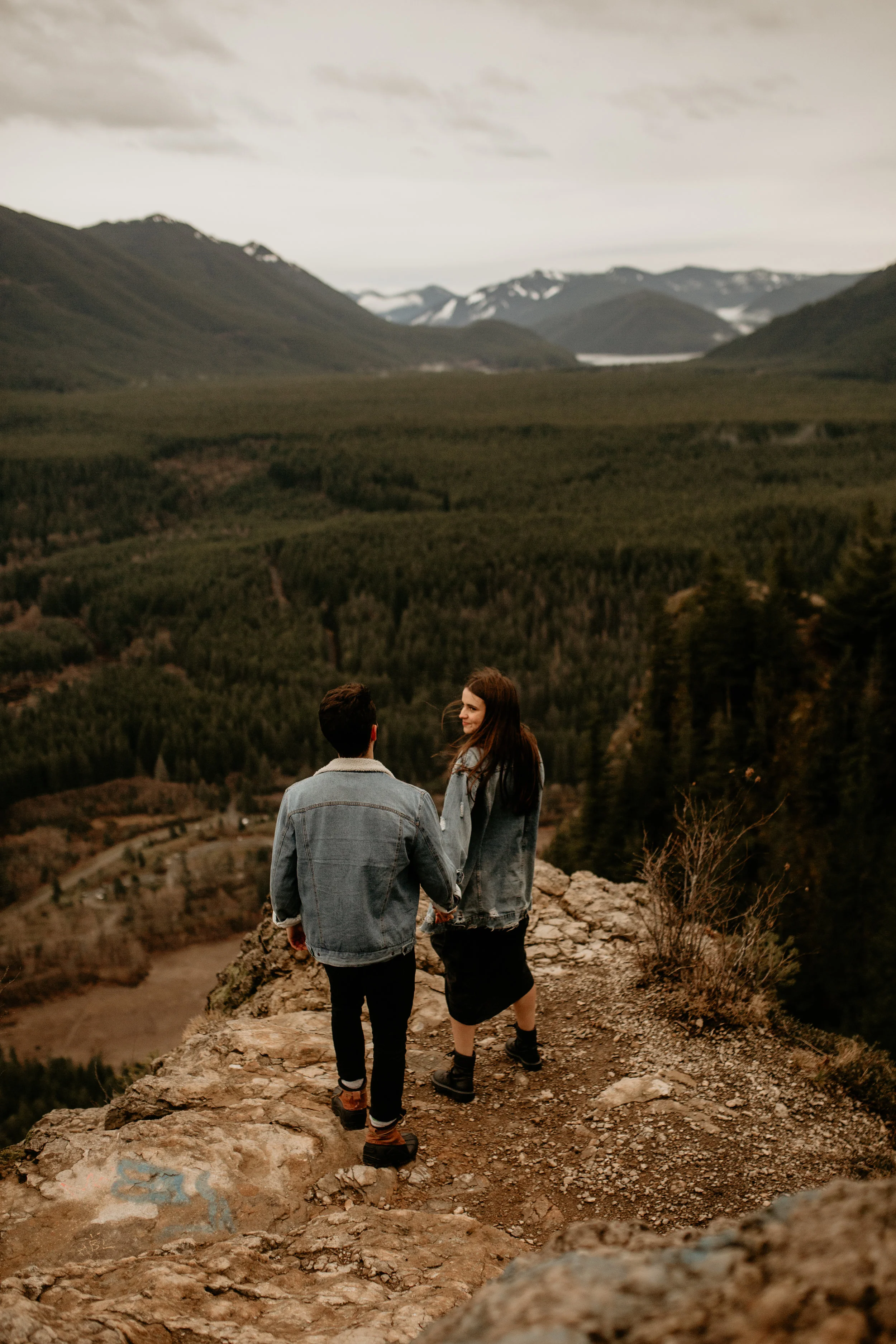 Rattlesnake ridge engagement photography - rattlesnake lake - north bend photos - snoqualmie pass photographer - snoqualmie falls engagement photography - best north bend engagement locations - best snoqualmie pass photoshoot locations - best Seattle photographers - rattlesnake ridge hike - rattlesnake ledge hike - best engagement photos outfits - best Seattle photography - denim on denim engagements photos - mountain locations