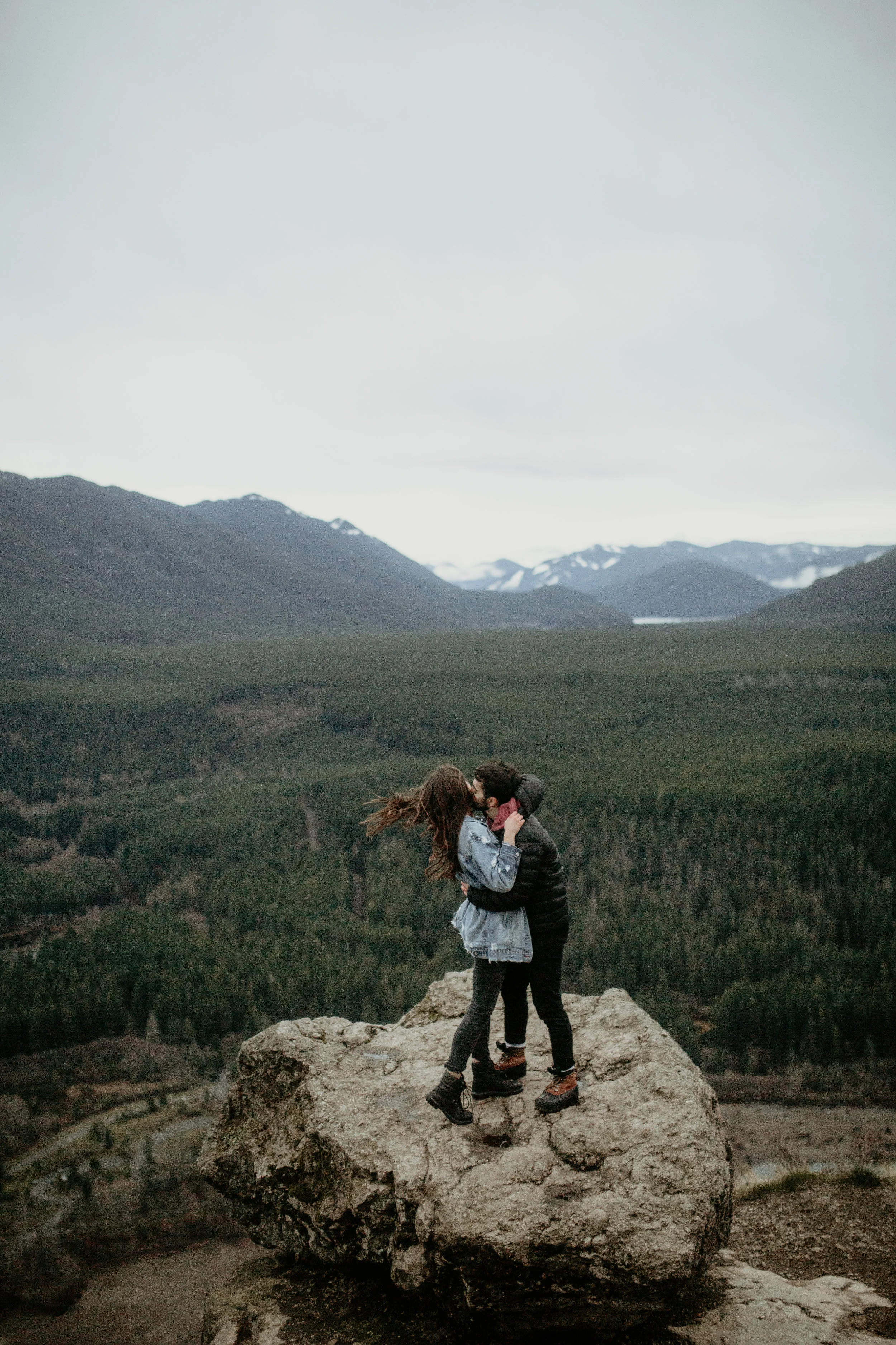 Rattlesnake ridge engagement photography - rattlesnake lake - north bend photos - snoqualmie pass photographer - snoqualmie falls engagement photography - best north bend engagement locations - best snoqualmie pass photoshoot locations - best Seattle photographers - rattlesnake ridge hike - rattlesnake ledge hike - best engagement photos outfits - best Seattle photography - denim on denim engagements photos - mountain locations