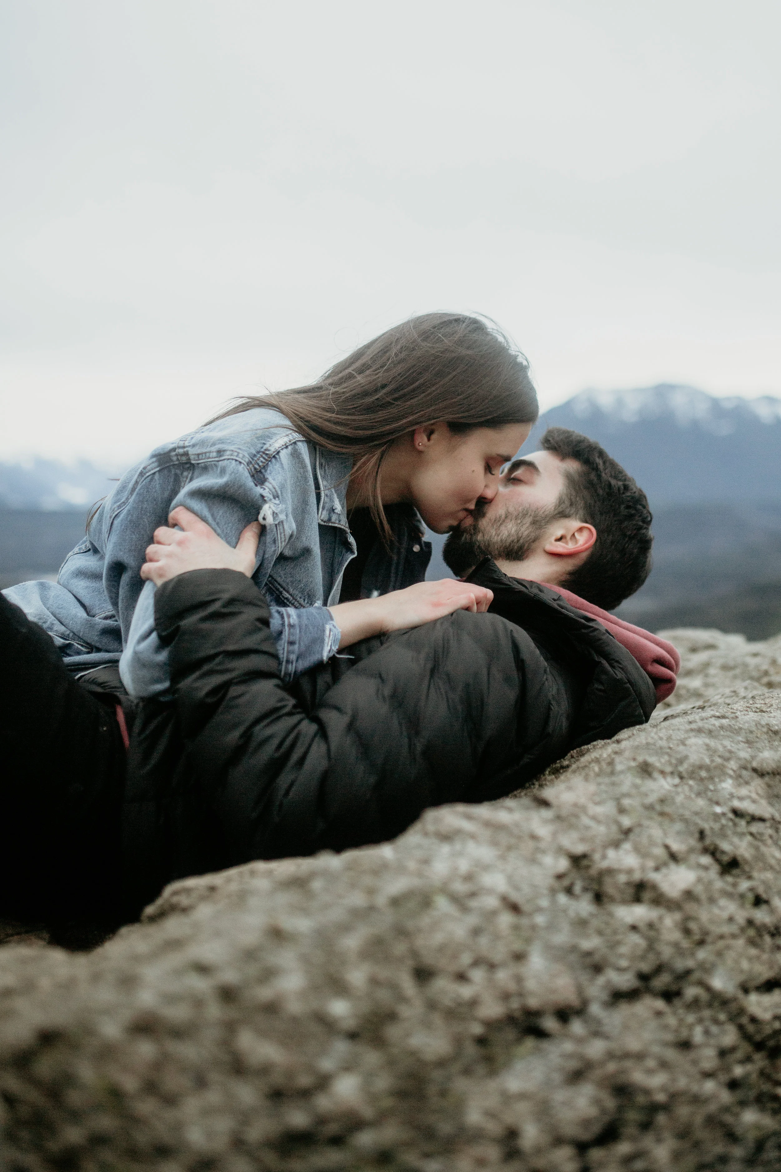 Rattlesnake ridge engagement photography - rattlesnake lake - north bend photos - snoqualmie pass photographer - snoqualmie falls engagement photography - best north bend engagement locations - best snoqualmie pass photoshoot locations - best Seattle photographers - rattlesnake ridge hike - rattlesnake ledge hike - best engagement photos outfits - best Seattle photography - denim on denim engagements photos - mountain locations