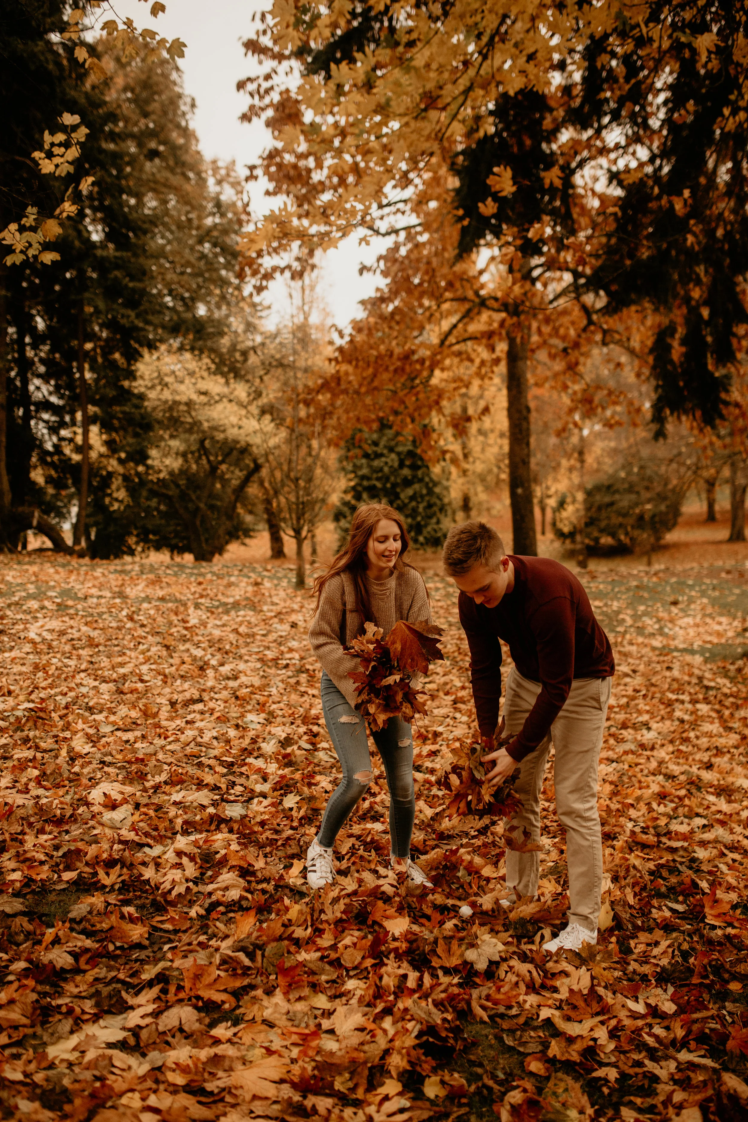 Tacoma engagement photography - Tacoma Wright Park - Tacoma wright park photos - Tacoma wedding photographer - Wright Park engagement photography - best tacoma engagement locations - best tacoma photoshoot locations - best Tacoma photographers - Tacoma best parks - best engagement photos outfits - best Tacoma photography - denim on denim engagements photos - Autumn locations - fall engagement session outfit inspiration -autumn sweater engagement session - fall engagement photos - autumn engagement photos
