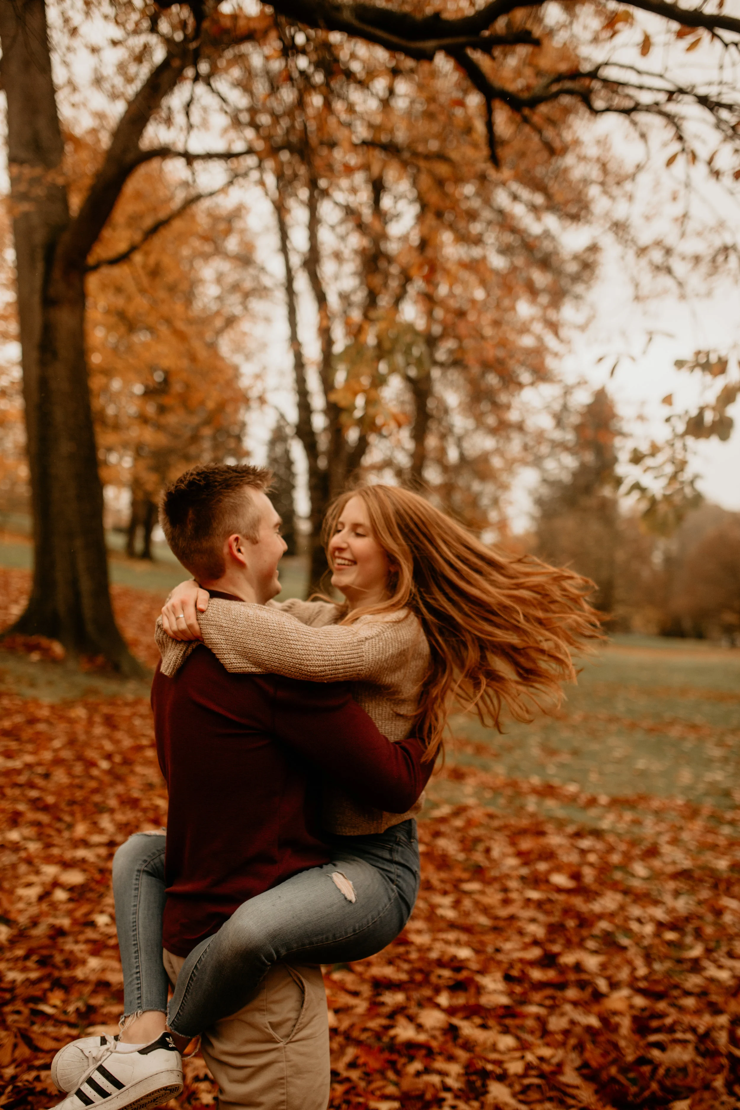 Tacoma engagement photography - Tacoma Wright Park - Tacoma wright park photos - Tacoma wedding photographer - Wright Park engagement photography - best tacoma engagement locations - best tacoma photoshoot locations - best Tacoma photographers - Tacoma best parks - best engagement photos outfits - best Tacoma photography - denim on denim engagements photos - Autumn locations - fall engagement session outfit inspiration -autumn sweater engagement session - fall engagement photos - autumn engagement photos