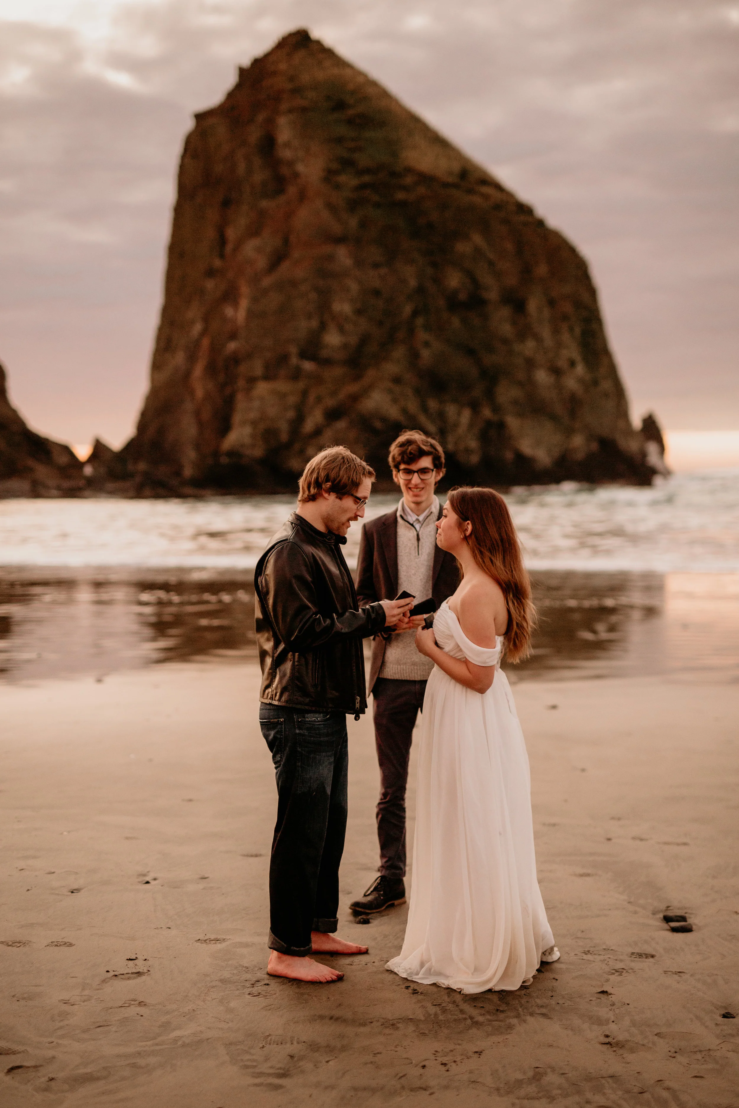 cannon-beach-oregon-elopemeny-photography-breeanna-lasher-4.jpg