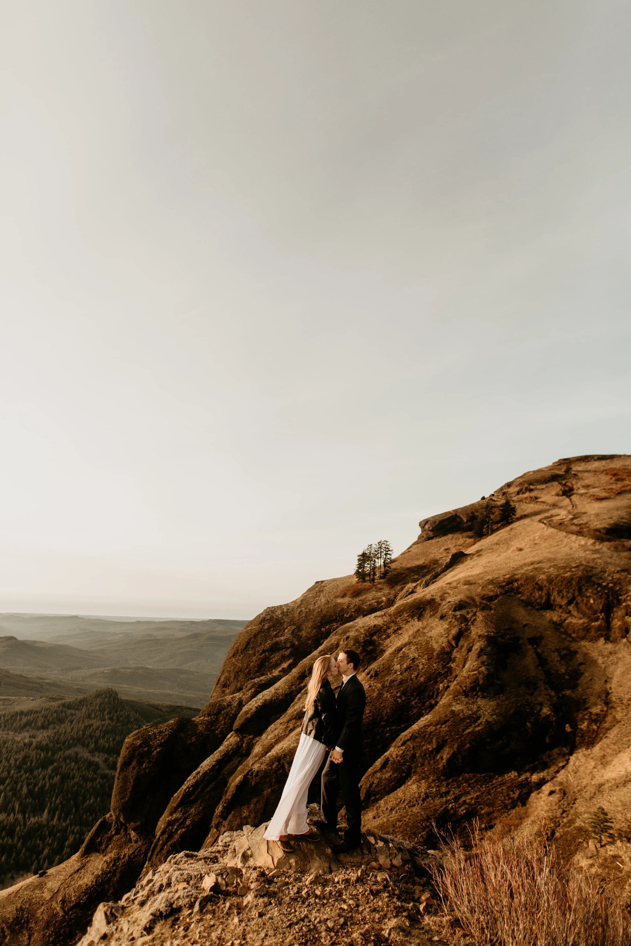 Oregon coast elopement Check out this adventure elopement blog for elopement ideas, adventure wedding dresses, groom attire, elopement tips, boho bouquets, elopement hairstyles, and the best elopement destinations. All images by BreeAnna Lasher // w…