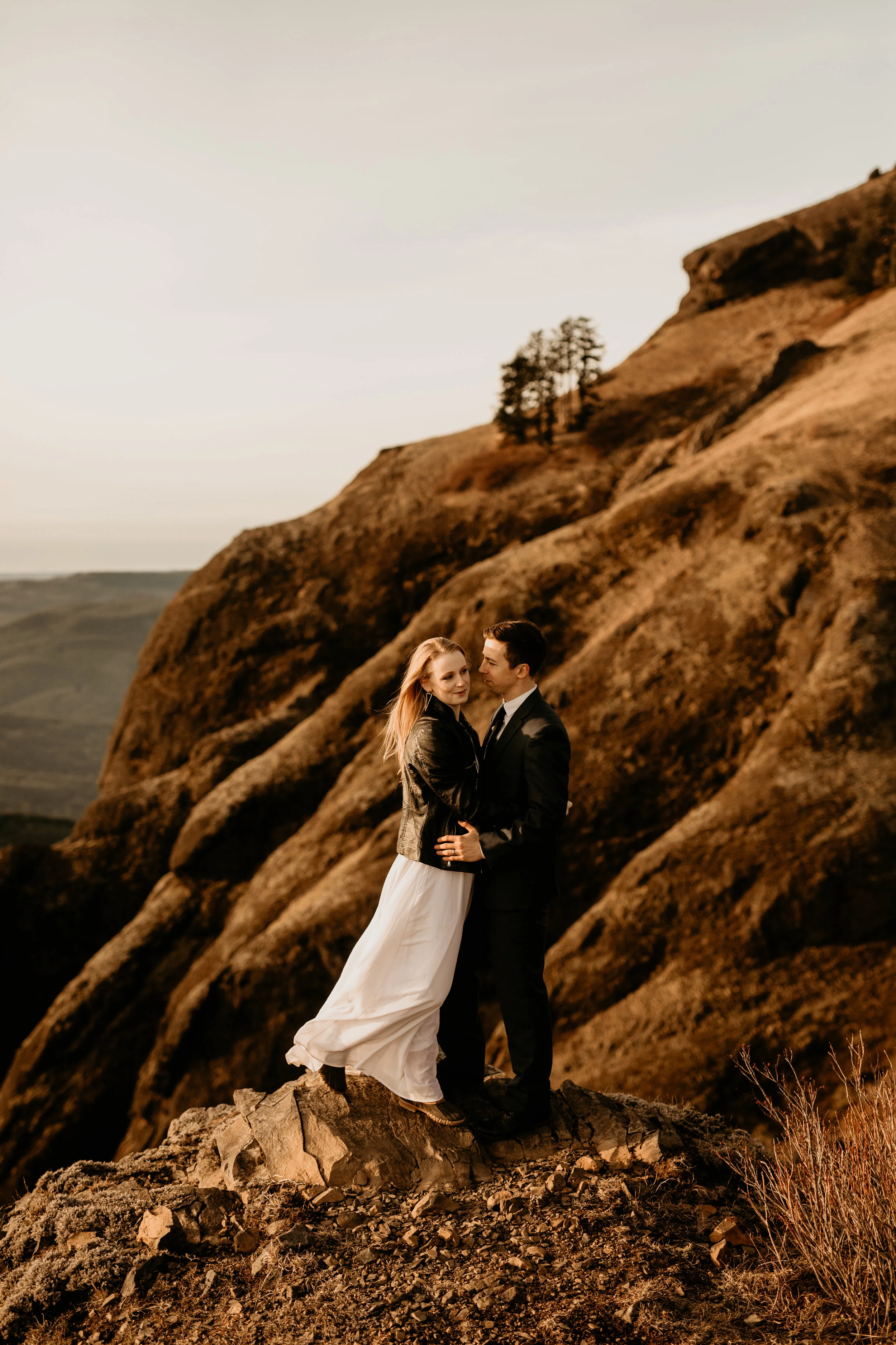 Oregon coast elopement Check out this adventure elopement blog for elopement ideas, adventure wedding dresses, groom attire, elopement tips, boho bouquets, elopement hairstyles, and the best elopement destinations. All images by BreeAnna Lasher // w…