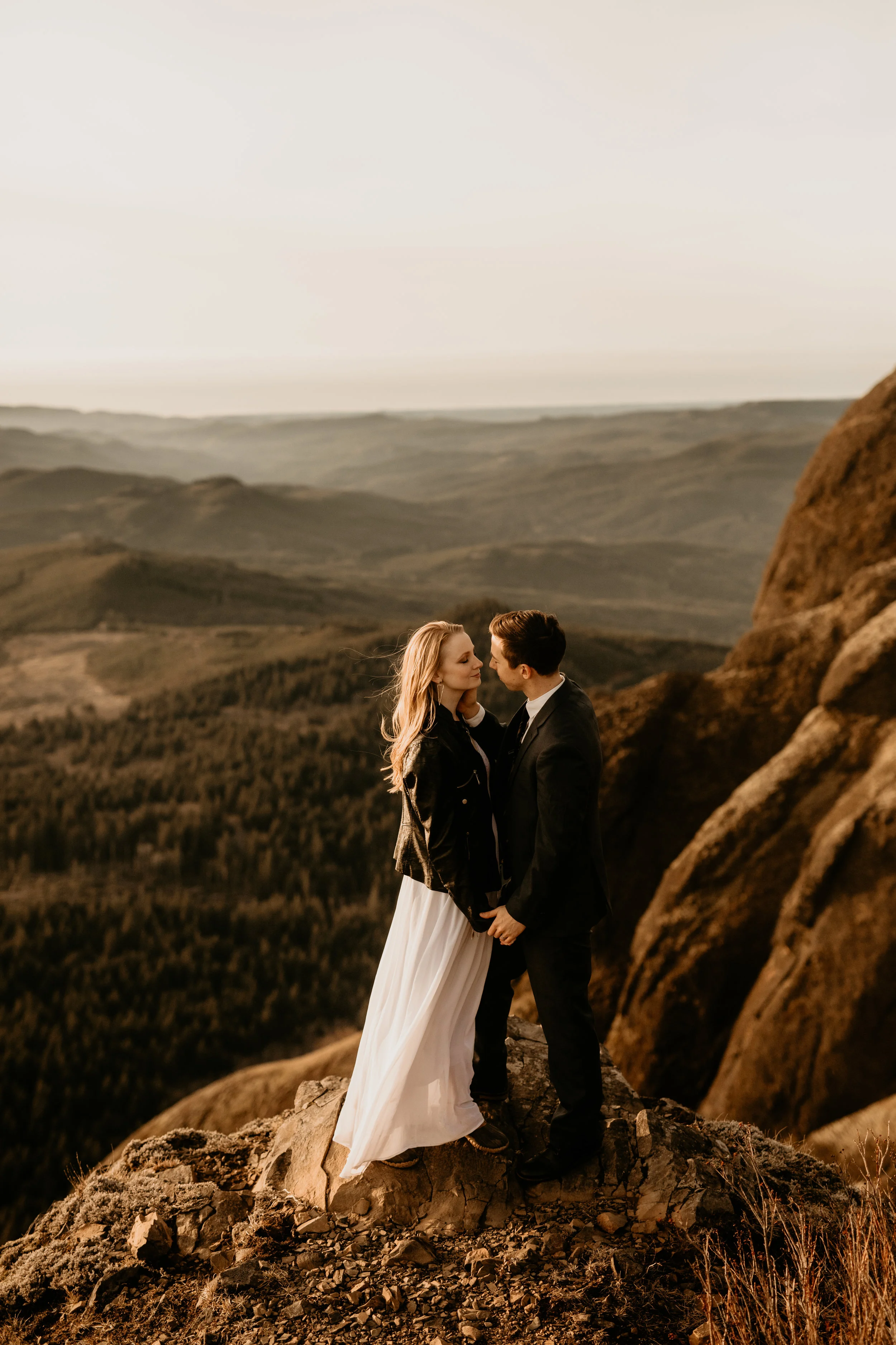 Oregon coast elopement Check out this adventure elopement blog for elopement ideas, adventure wedding dresses, groom attire, elopement tips, boho bouquets, elopement hairstyles, and the best elopement destinations. All images by BreeAnna Lasher // w…