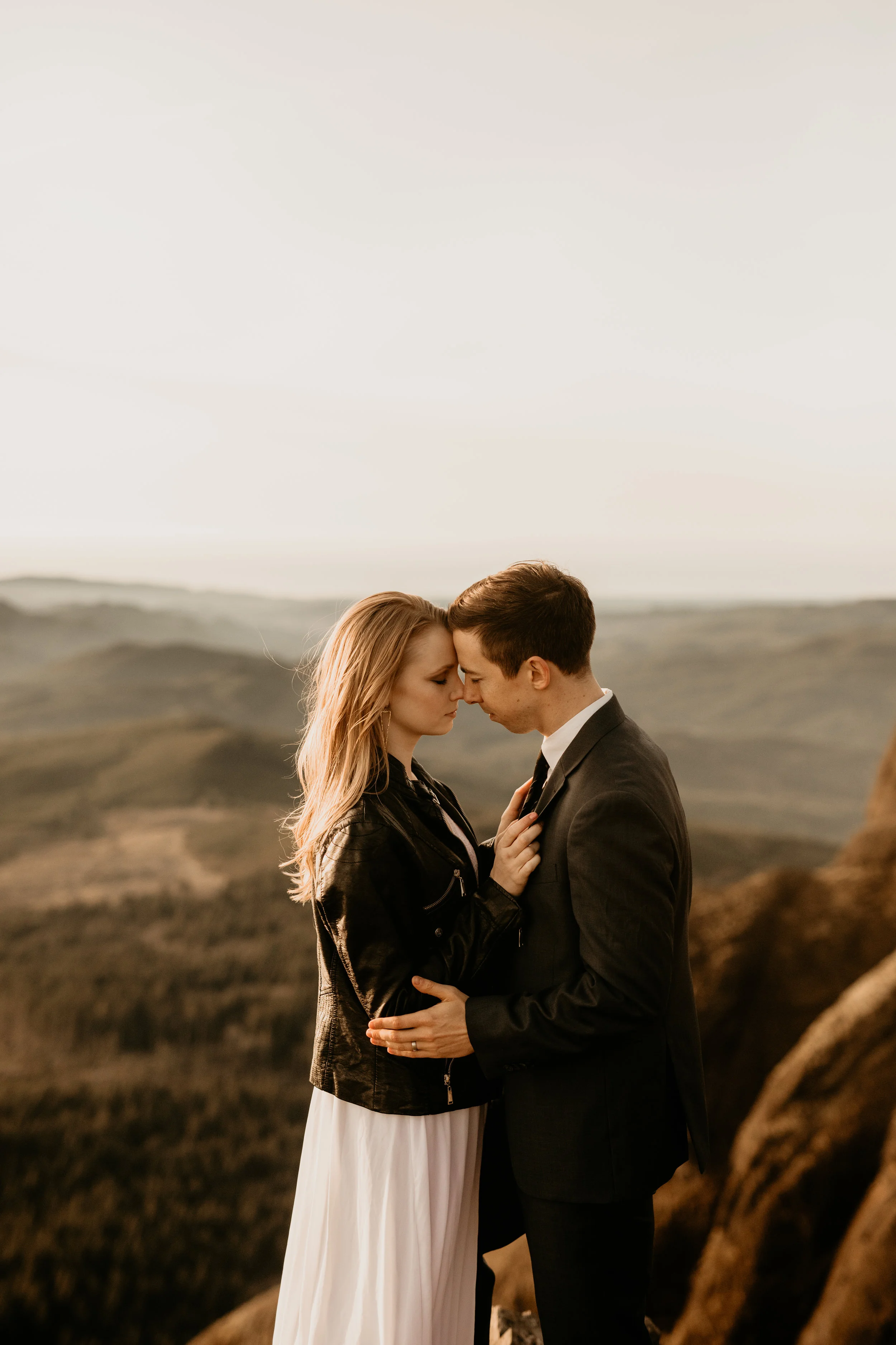 Oregon coast elopement Check out this adventure elopement blog for elopement ideas, adventure wedding dresses, groom attire, elopement tips, boho bouquets, elopement hairstyles, and the best elopement destinations. All images by BreeAnna Lasher // w…