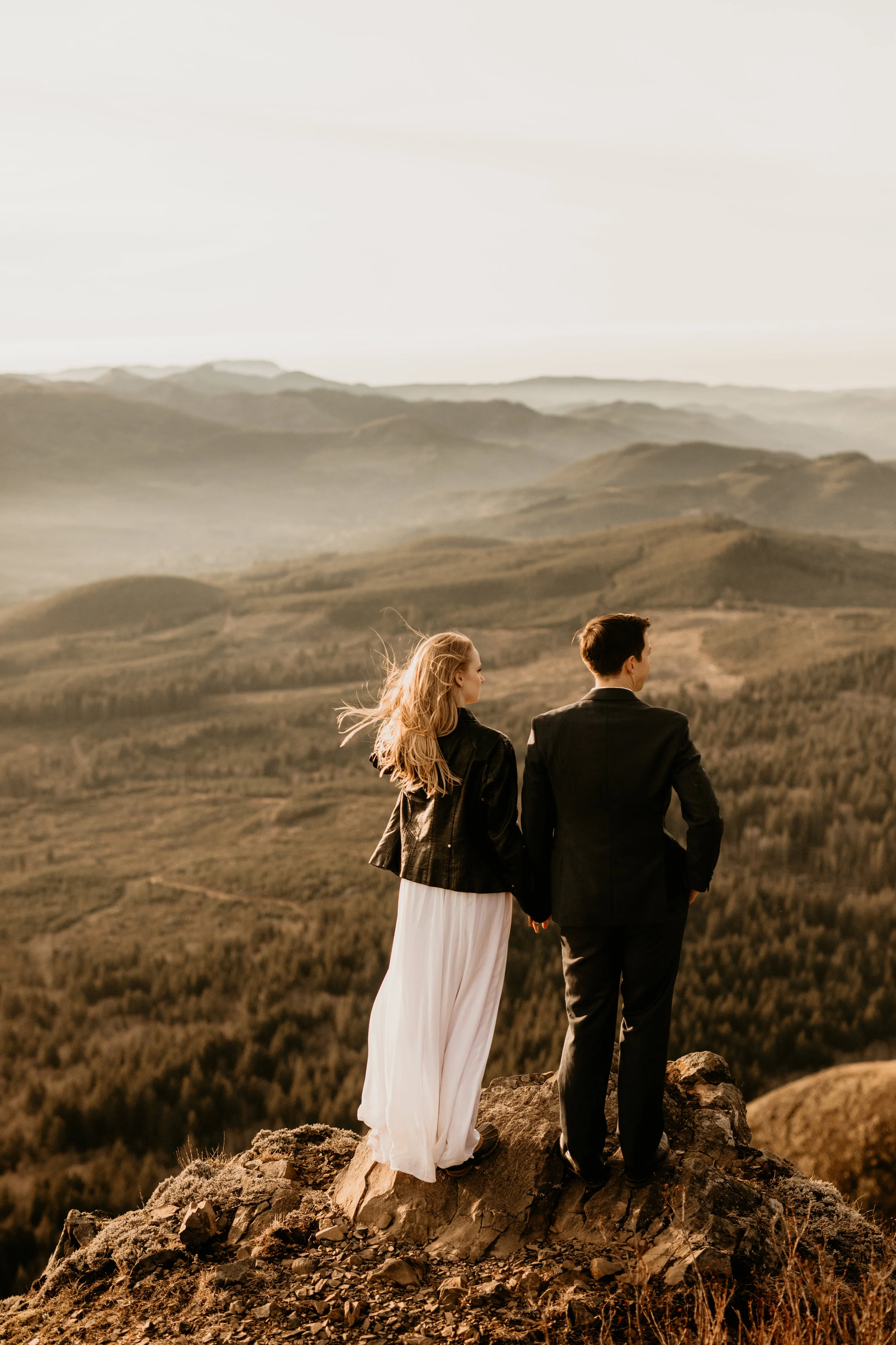 Oregon coast elopement Check out this adventure elopement blog for elopement ideas, adventure wedding dresses, groom attire, elopement tips, boho bouquets, elopement hairstyles, and the best elopement destinations. All images by BreeAnna Lasher // w…