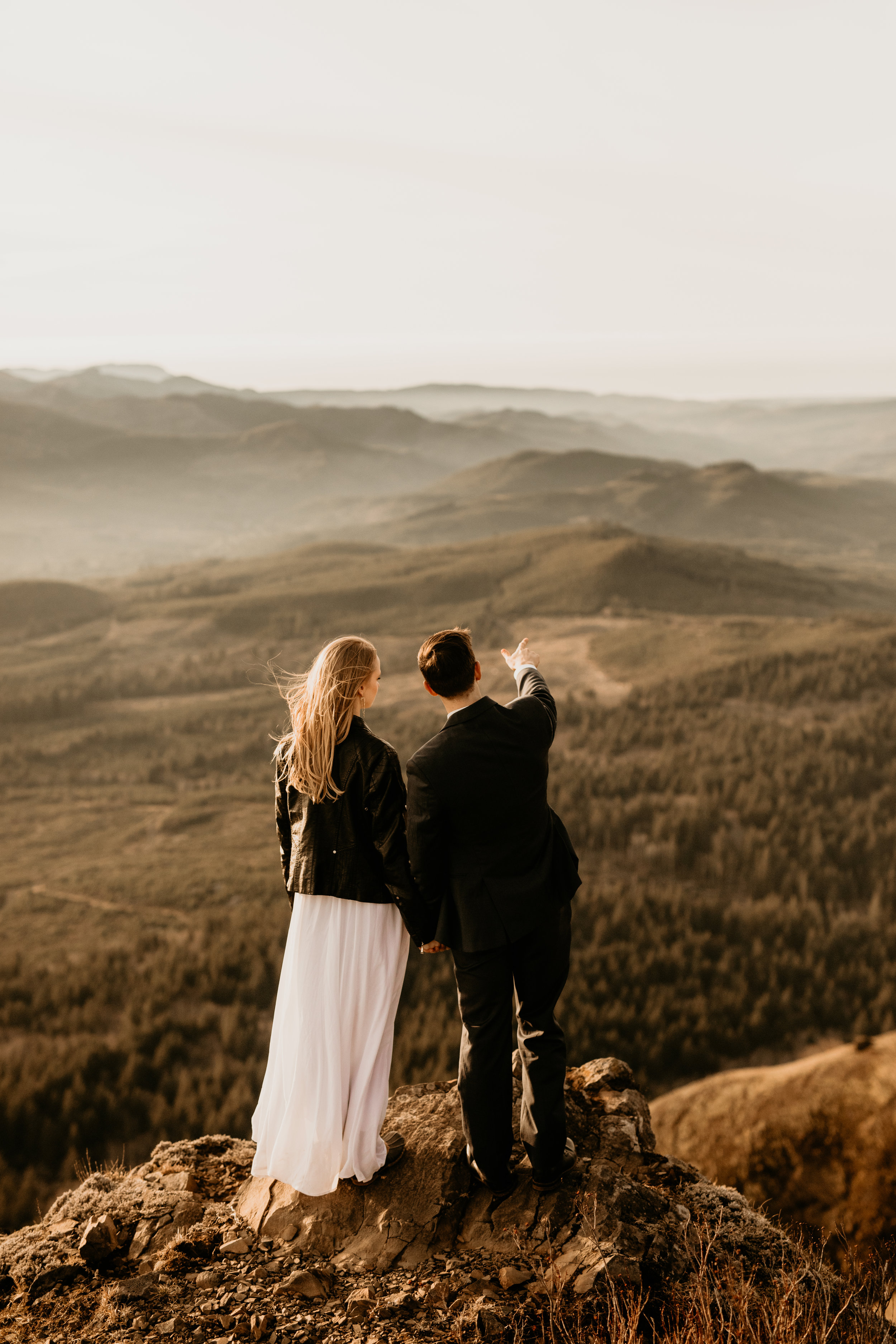 Oregon coast elopement Check out this adventure elopement blog for elopement ideas, adventure wedding dresses, groom attire, elopement tips, boho bouquets, elopement hairstyles, and the best elopement destinations. All images by BreeAnna Lasher // w…
