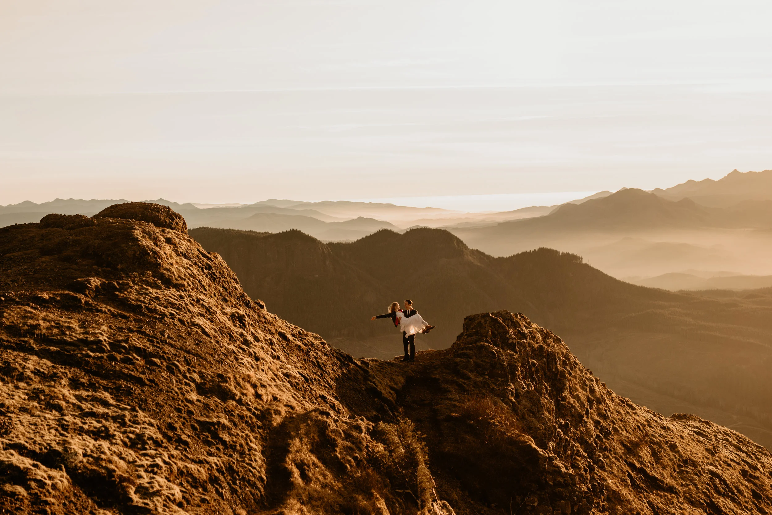 Oregon coast elopement Check out this adventure elopement blog for elopement ideas, adventure wedding dresses, groom attire, elopement tips, boho bouquets, elopement hairstyles, and the best elopement destinations. All images by BreeAnna Lasher // w…