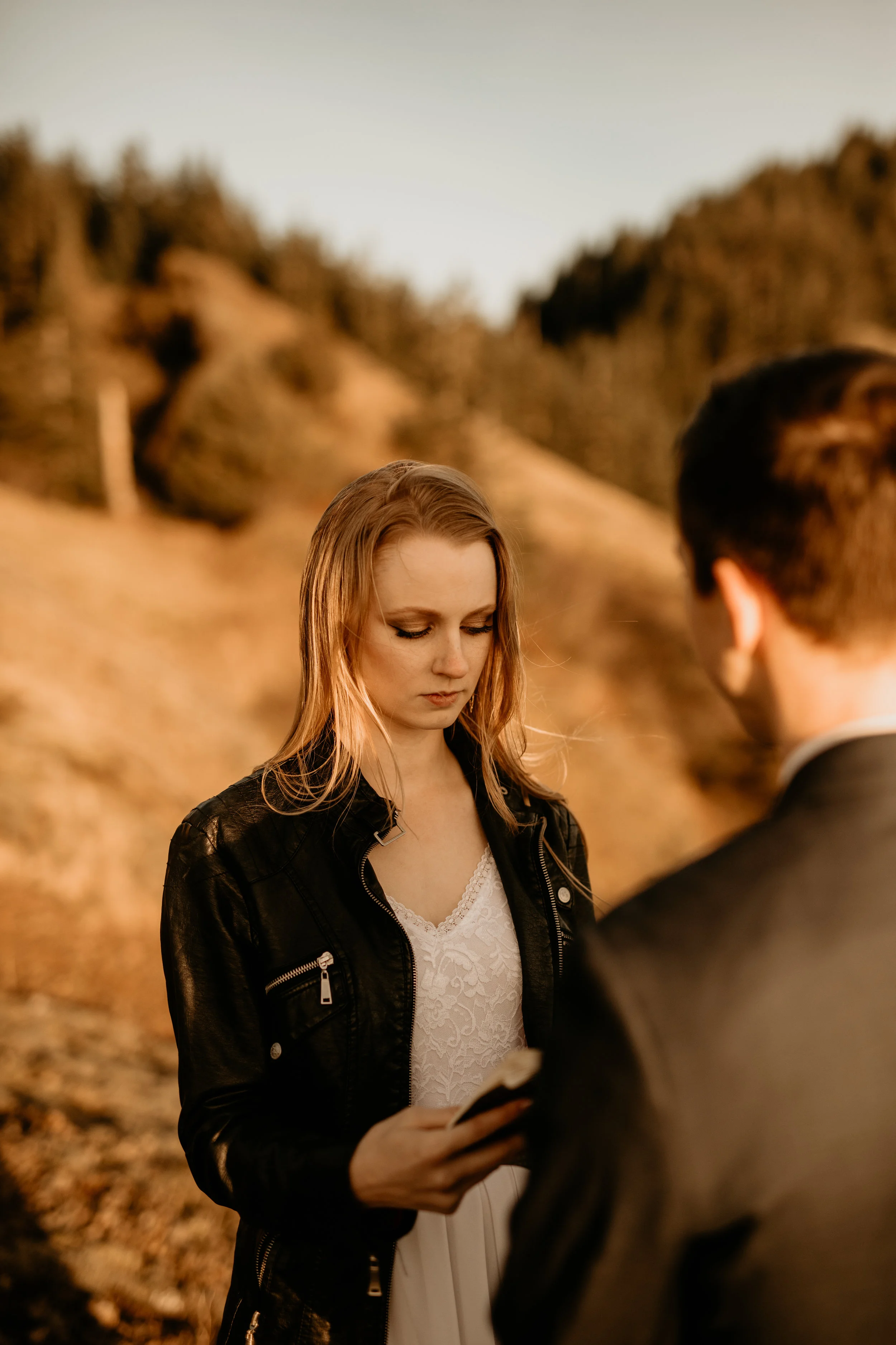 Oregon coast elopement Check out this adventure elopement blog for elopement ideas, adventure wedding dresses, groom attire, elopement tips, boho bouquets, elopement hairstyles, and the best elopement destinations. All images by BreeAnna Lasher // …