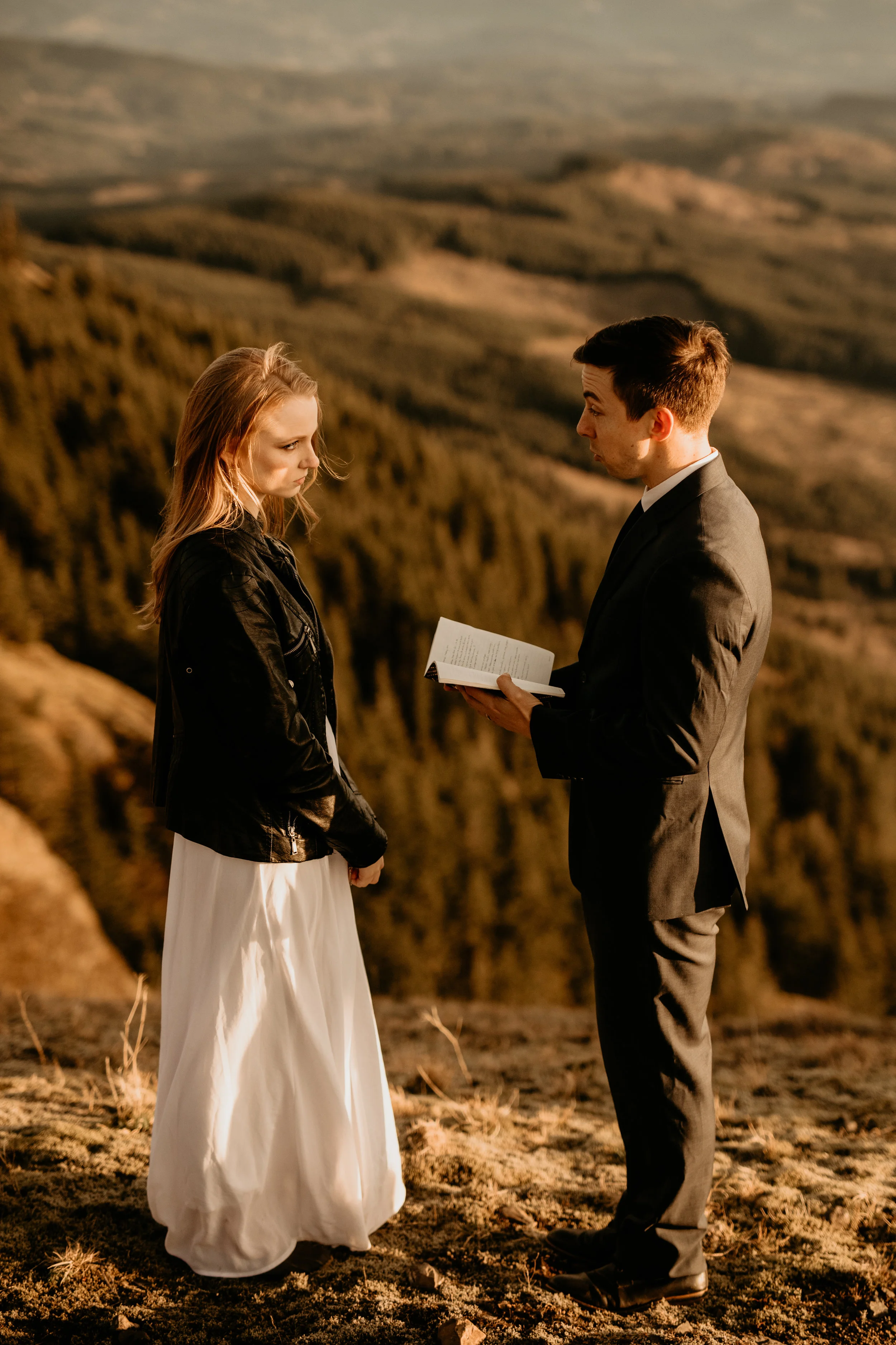 Oregon coast elopement Check out this adventure elopement blog for elopement ideas, adventure wedding dresses, groom attire, elopement tips, boho bouquets, elopement hairstyles, and the best elopement destinations. All images by BreeAnna Lasher // …