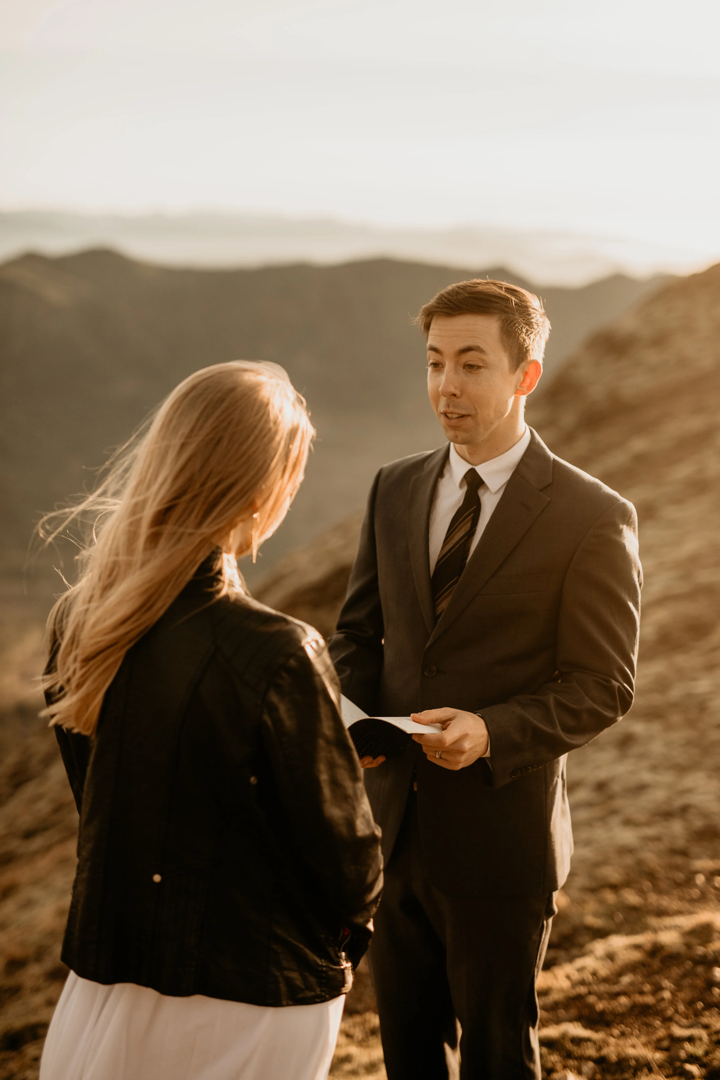 Oregon coast elopement Check out this adventure elopement blog for elopement ideas, adventure wedding dresses, groom attire, elopement tips, boho bouquets, elopement hairstyles, and the best elopement destinations. All images by BreeAnna Lasher // …