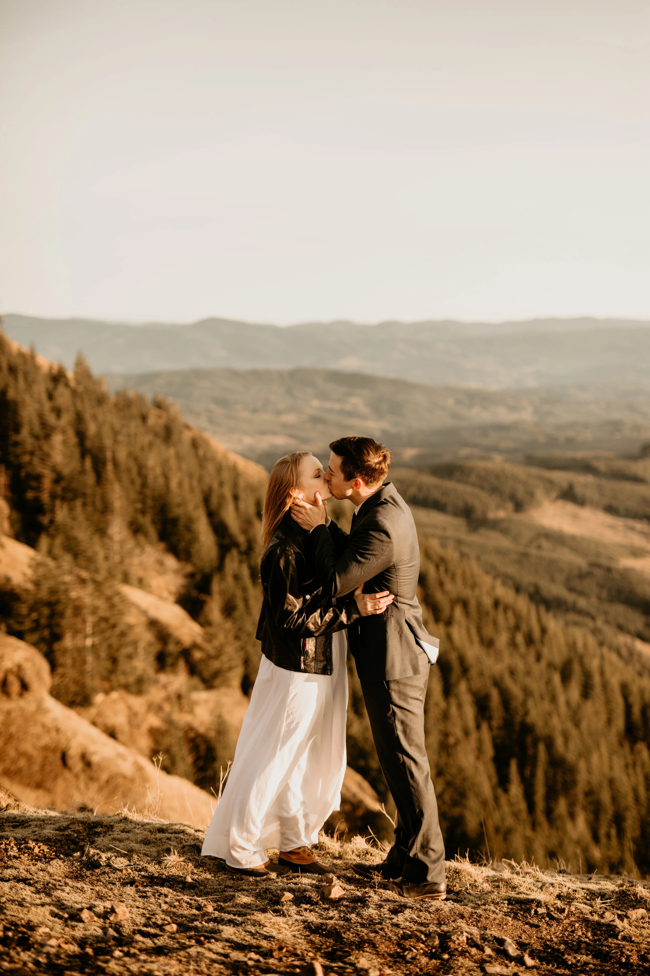 Oregon coast elopement Check out this adventure elopement blog for elopement ideas, adventure wedding dresses, groom attire, elopement tips, boho bouquets, elopement hairstyles, and the best elopement destinations. All images by BreeAnna Lasher // …