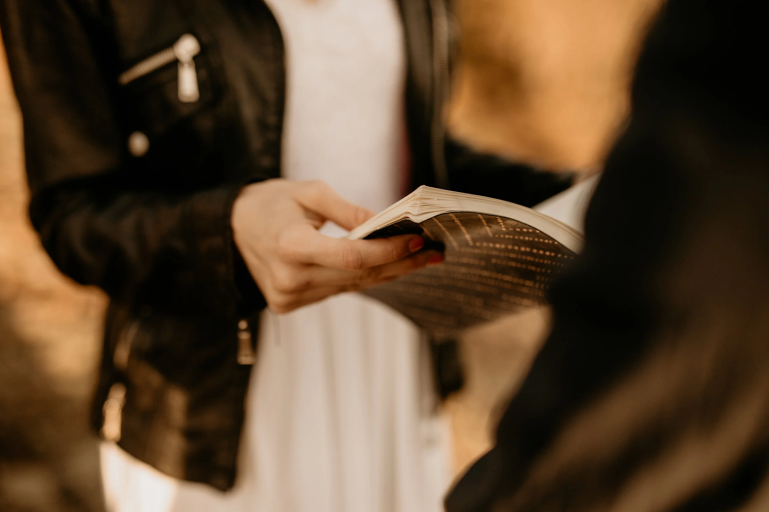 Oregon coast elopement Check out this adventure elopement blog for elopement ideas, adventure wedding dresses, groom attire, elopement tips, boho bouquets, elopement hairstyles, and the best elopement destinations. All images by BreeAnna Lasher // …